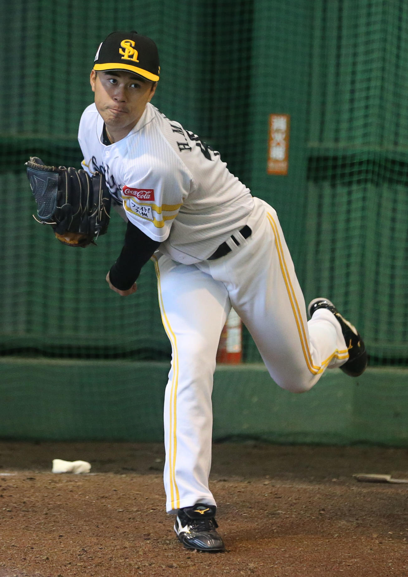 ブルペンで投げ込む松本晴（撮影・屋方直哉）