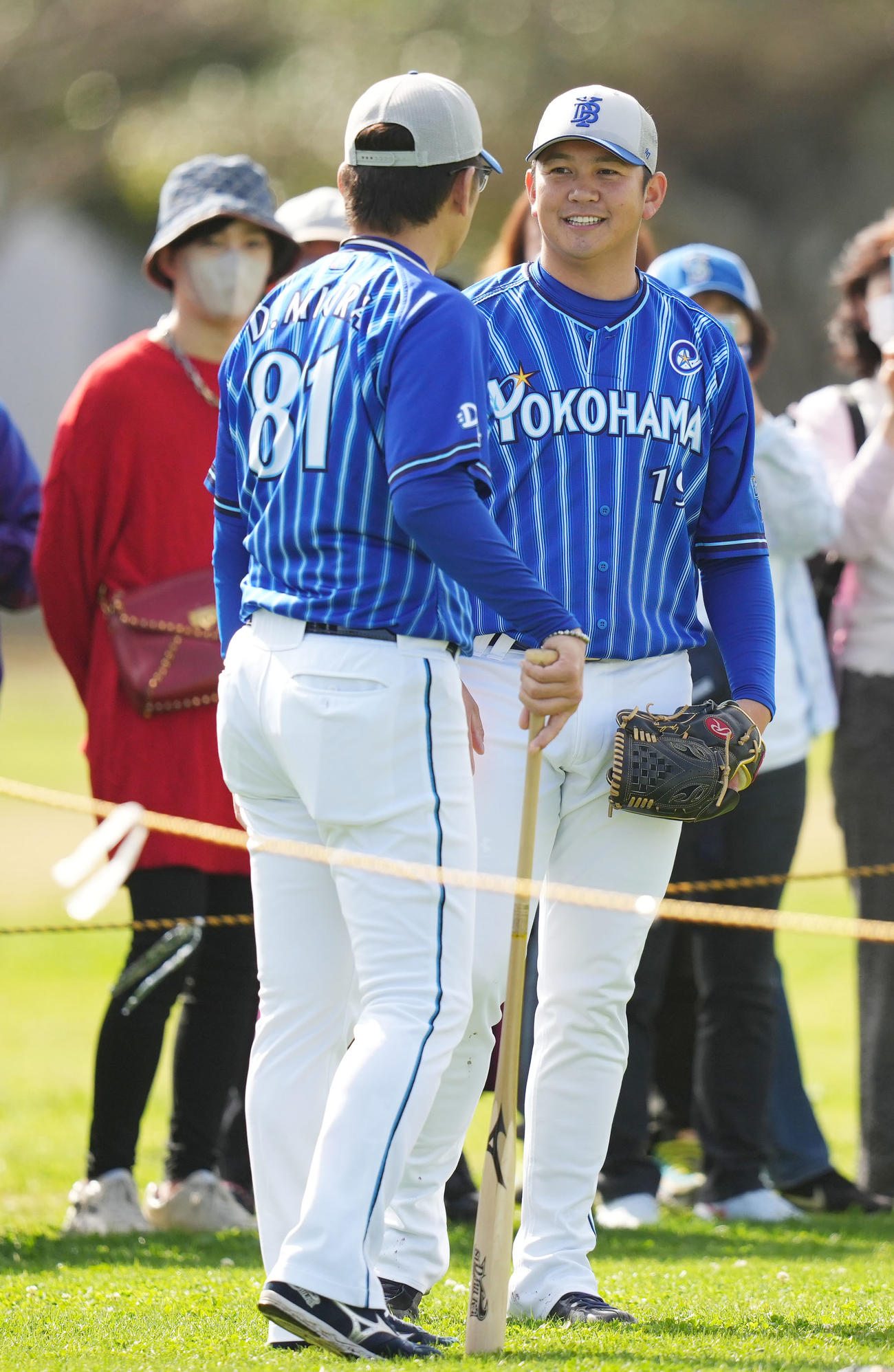 言葉を交わすDeNA山崎（右）と三浦監督（撮影・横山健太）
