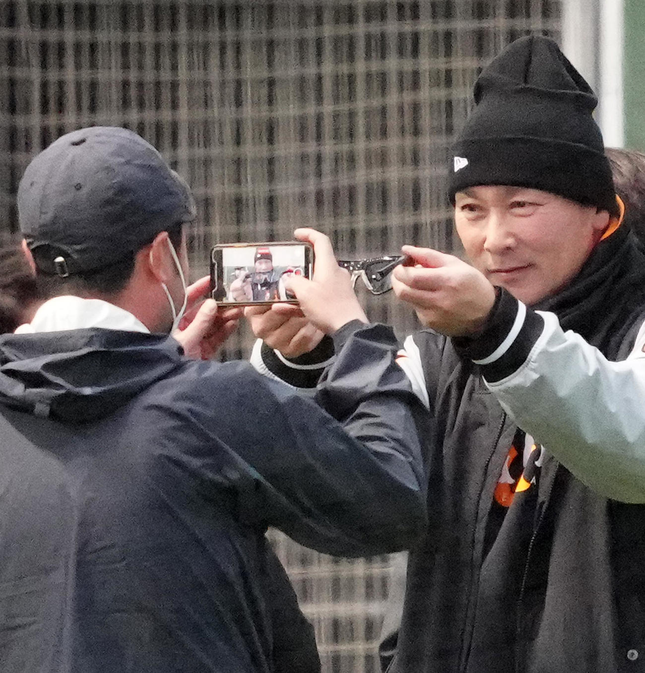 巨人門脇のサングラスを手にする元木作戦兼内野守備コーチ（右）（撮影・江口和貴）