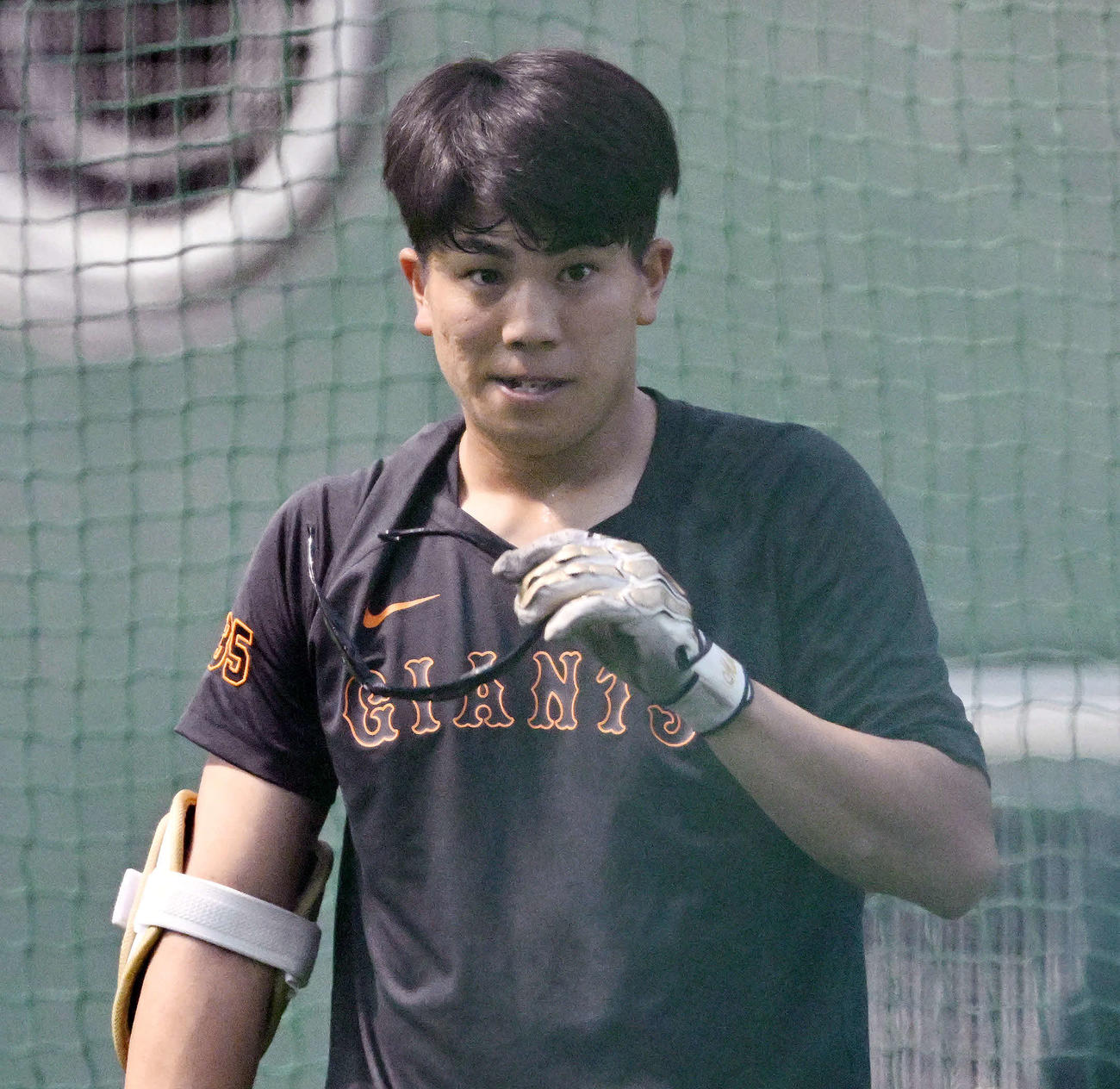 目を鍛えるサングラスを外す巨人ドラフト4位門脇（撮影・滝沢徹郎）