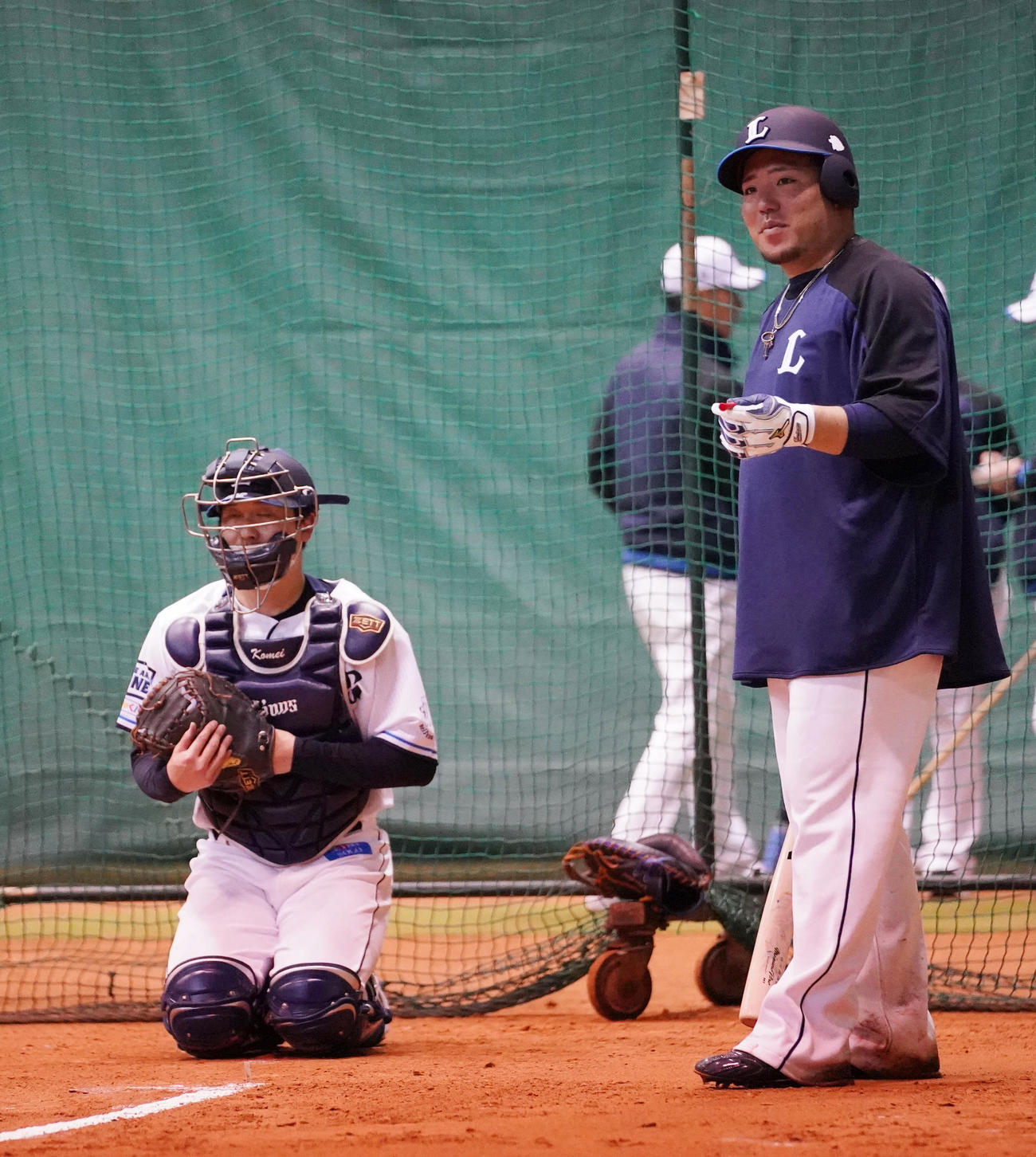 西武平良のブルペンで球筋を確認した山川（撮影・小沢裕）