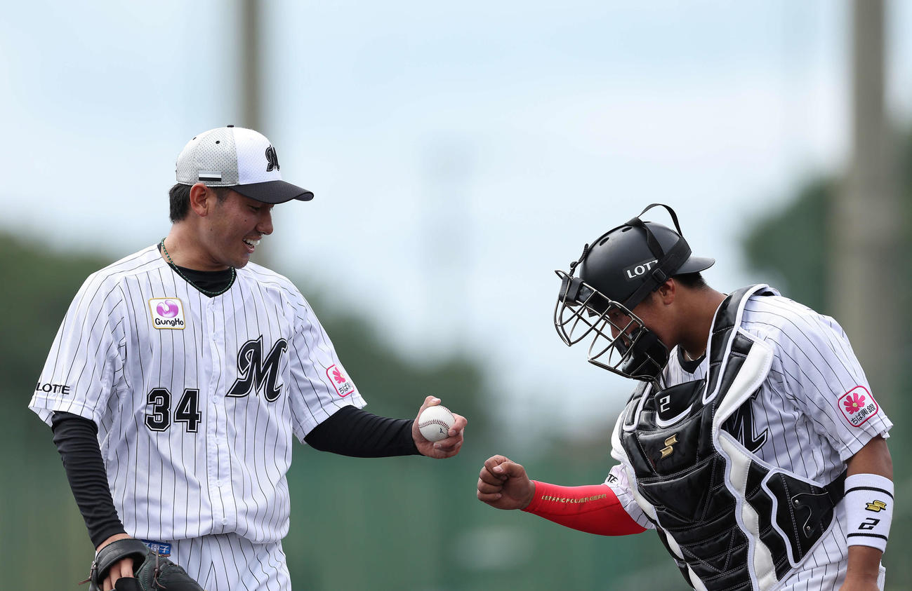 打撃練習練で言葉を交わすロッテ高野（左）と松川（撮影・河田真司）