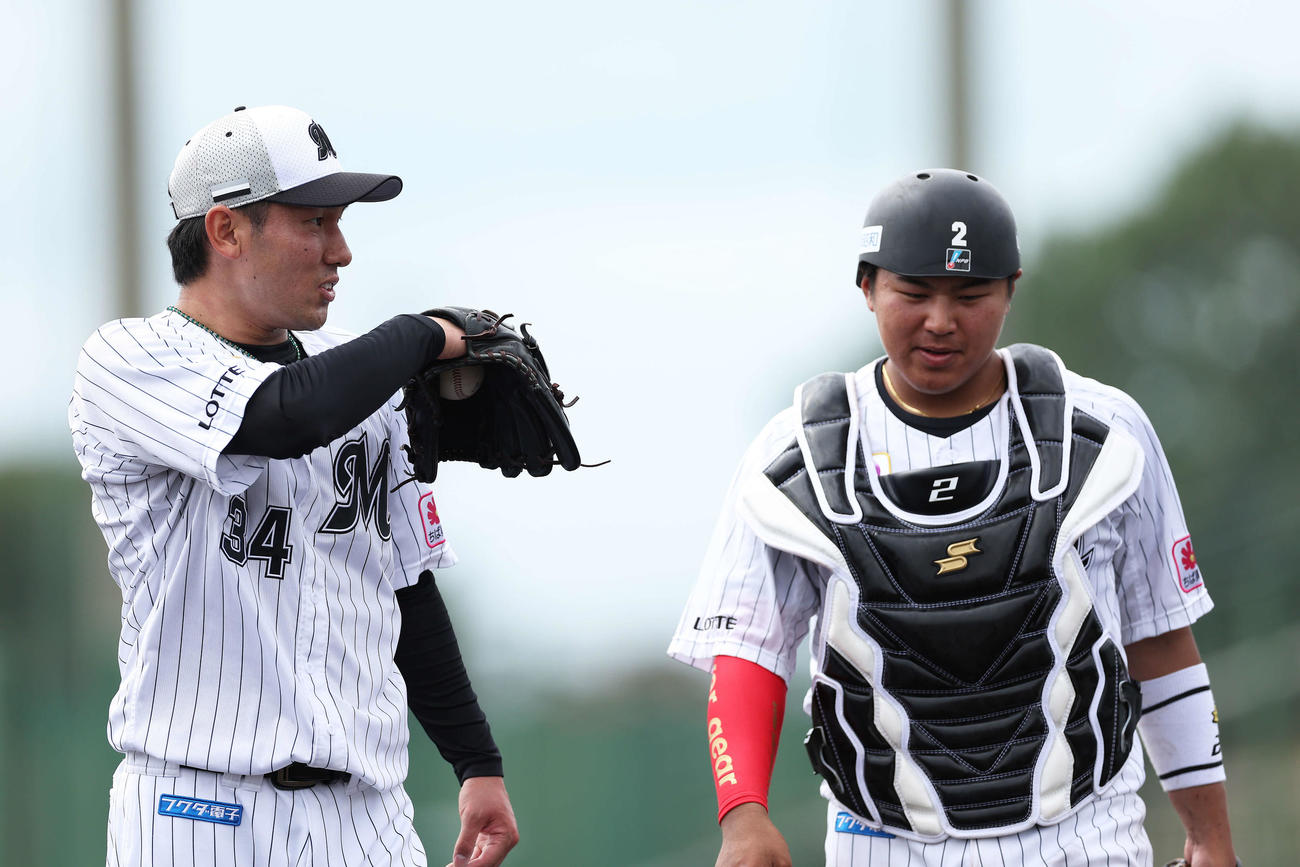 打撃練習練で言葉を交わすロッテ高野（左）と松川（撮影・河田真司）