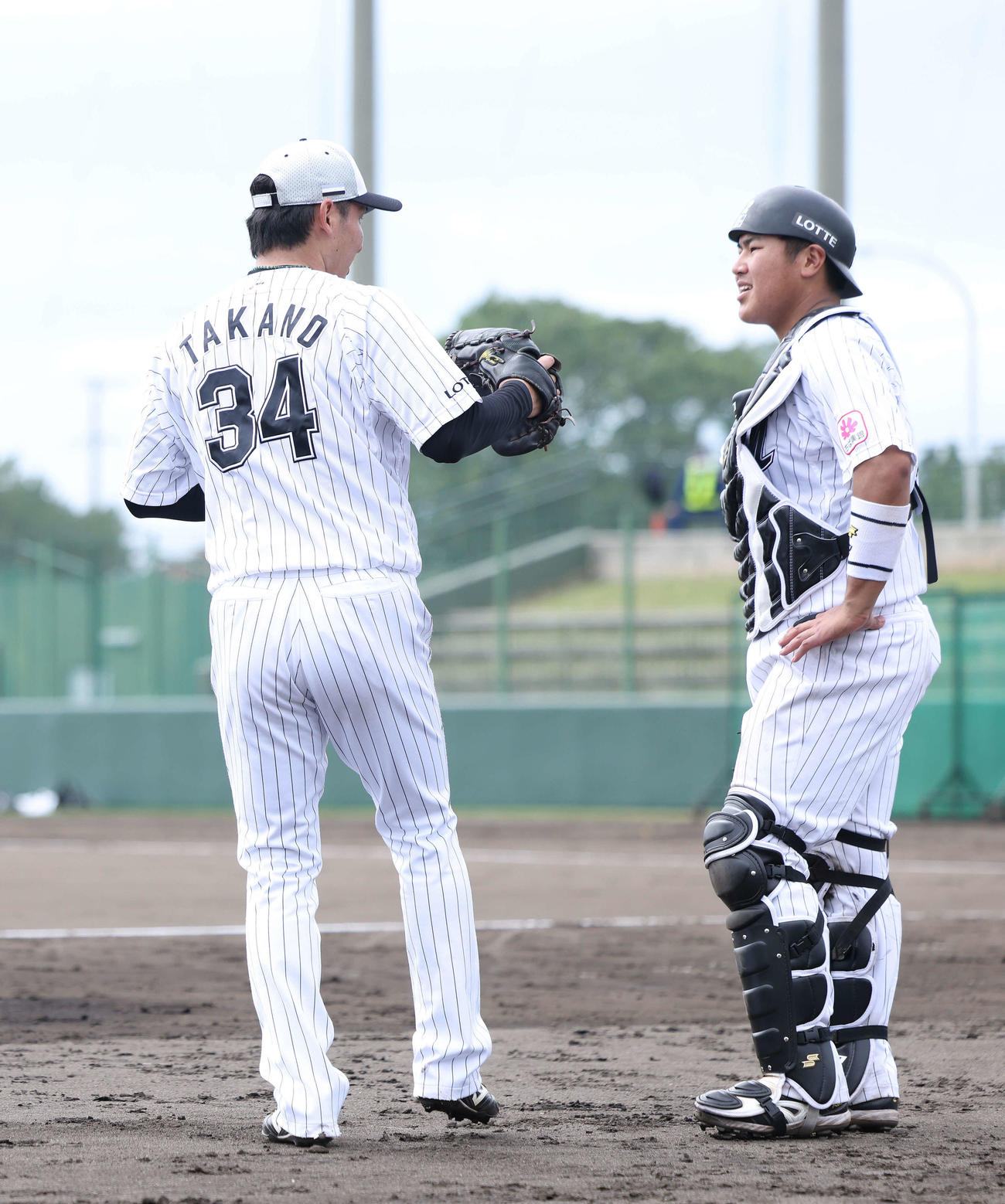 打撃練習練で言葉を交わすロッテ高野（左）と松川（撮影・河田真司）