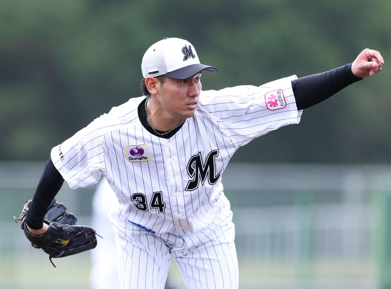 シート打撃で力投するロッテ高野（撮影・河田真司）