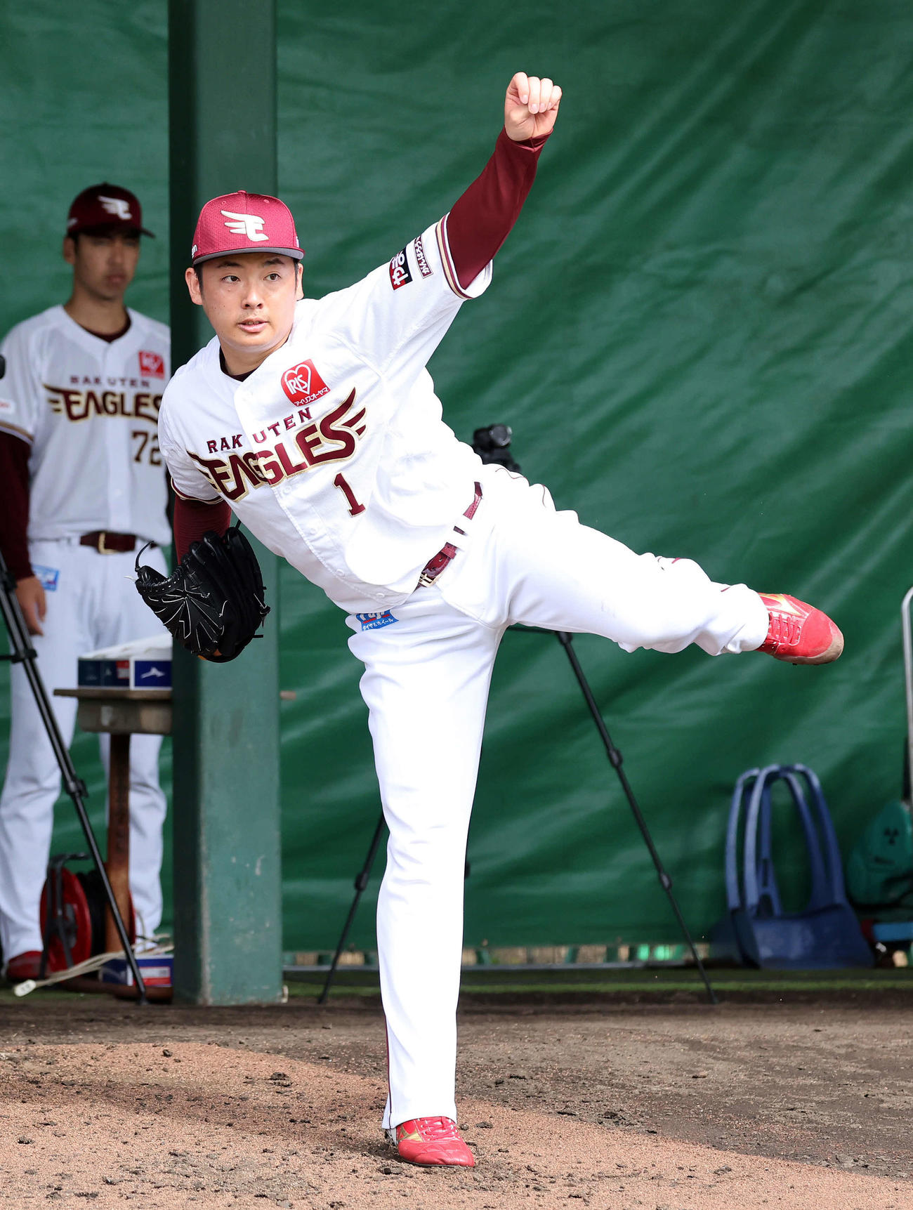 ブルペン投球する楽天松井裕（撮影・鈴木正人）