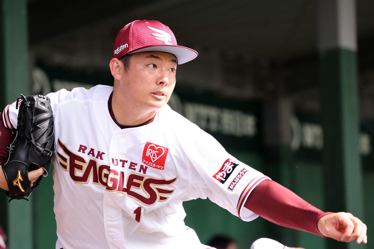 ブルペン投球する楽天松井裕（撮影・鈴木正人）