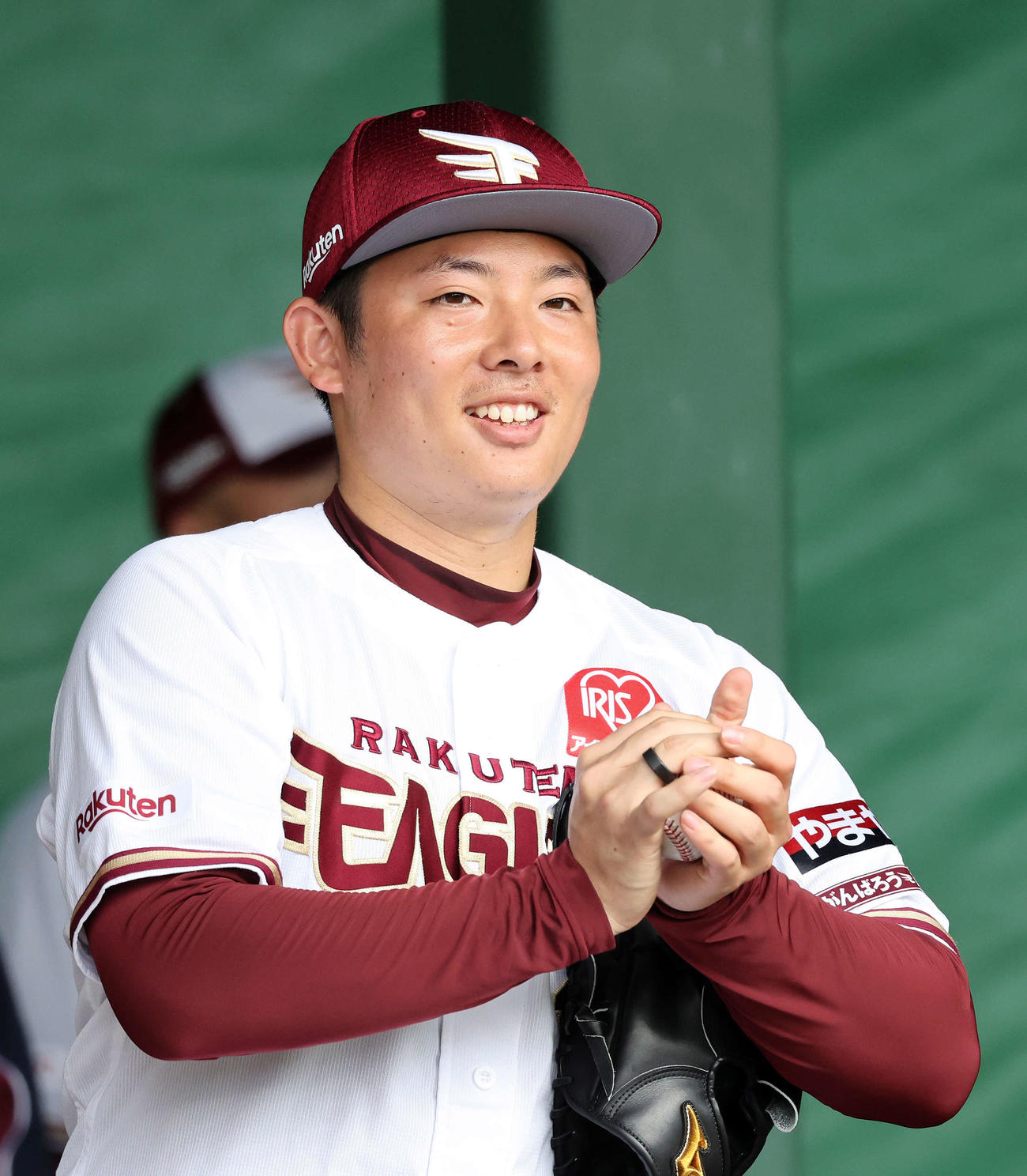 納得の投球が出来て笑顔を見せる楽天松井裕（撮影・鈴木正人）