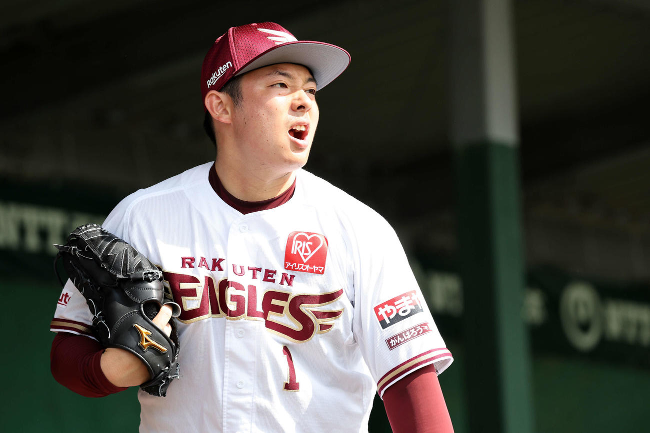 ブルペン投球する楽天松井裕（撮影・鈴木正人）