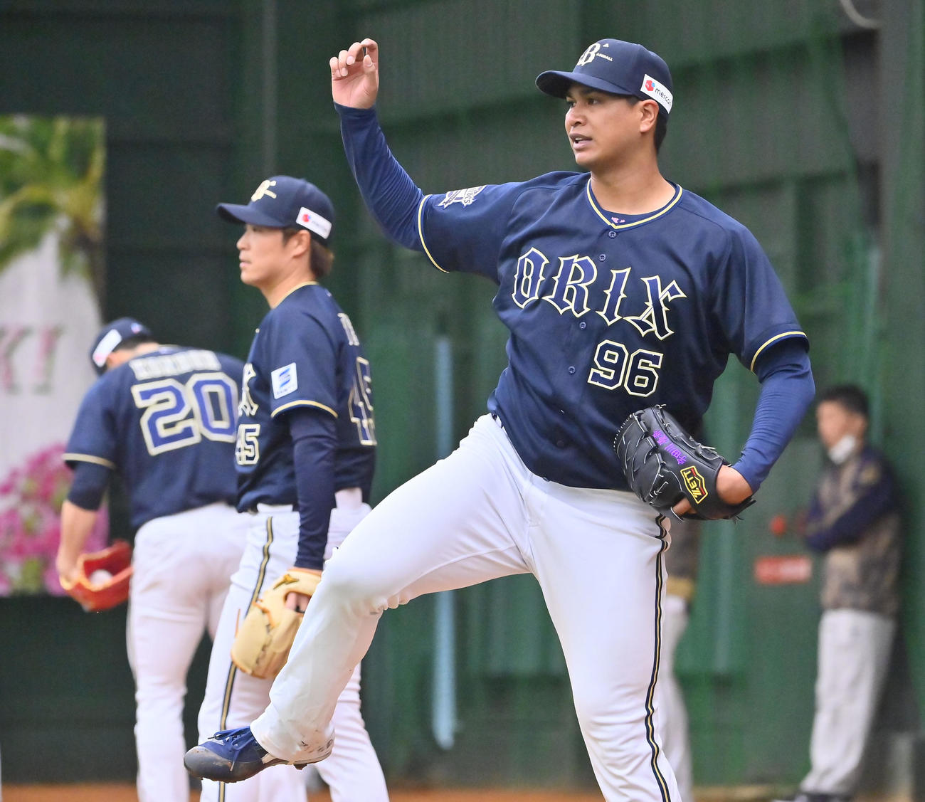 ブルペンに入り投げ込むオリックス宇田川（撮影・和賀正仁）