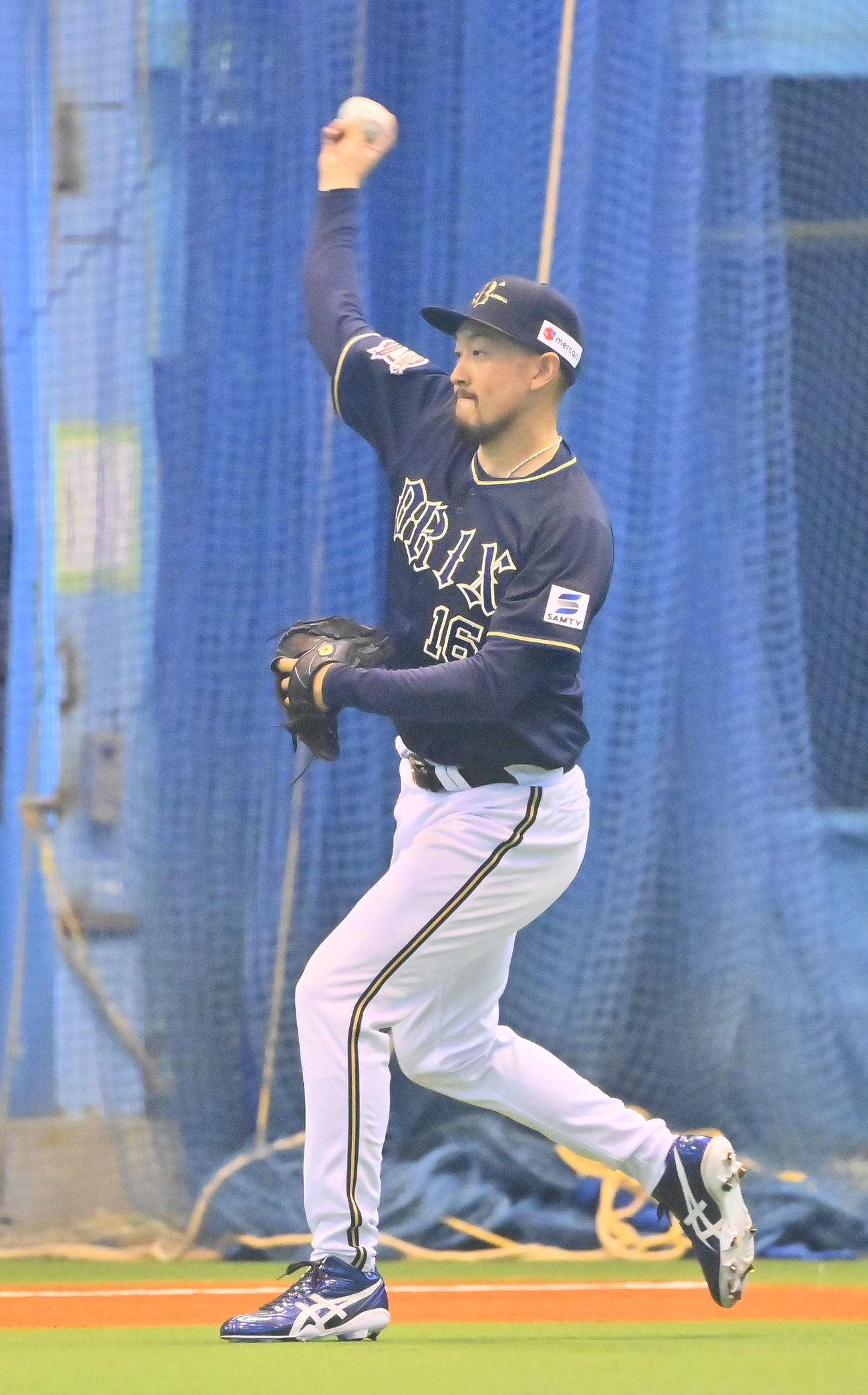 室内練習場でキャッチボールするオリックス平野佳（撮影・和賀正仁）