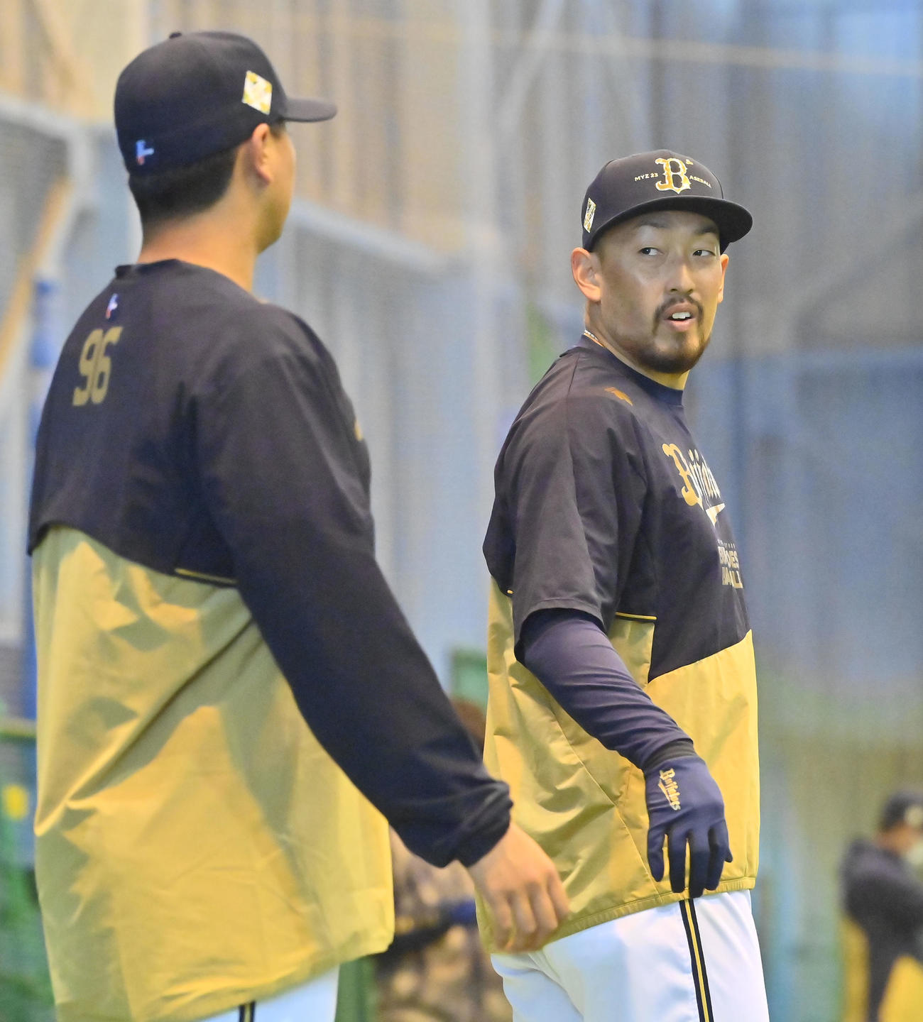 宇田川（左）と話をするオリックス平野佳（撮影・和賀正仁）