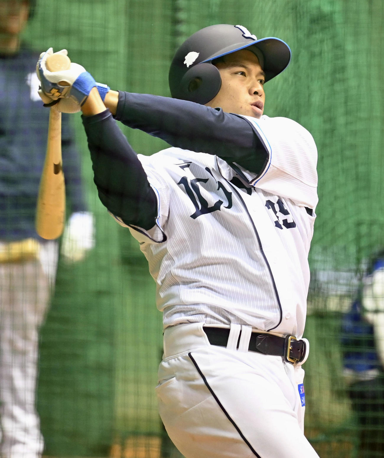 打撃練習する西武呉念庭（共同）