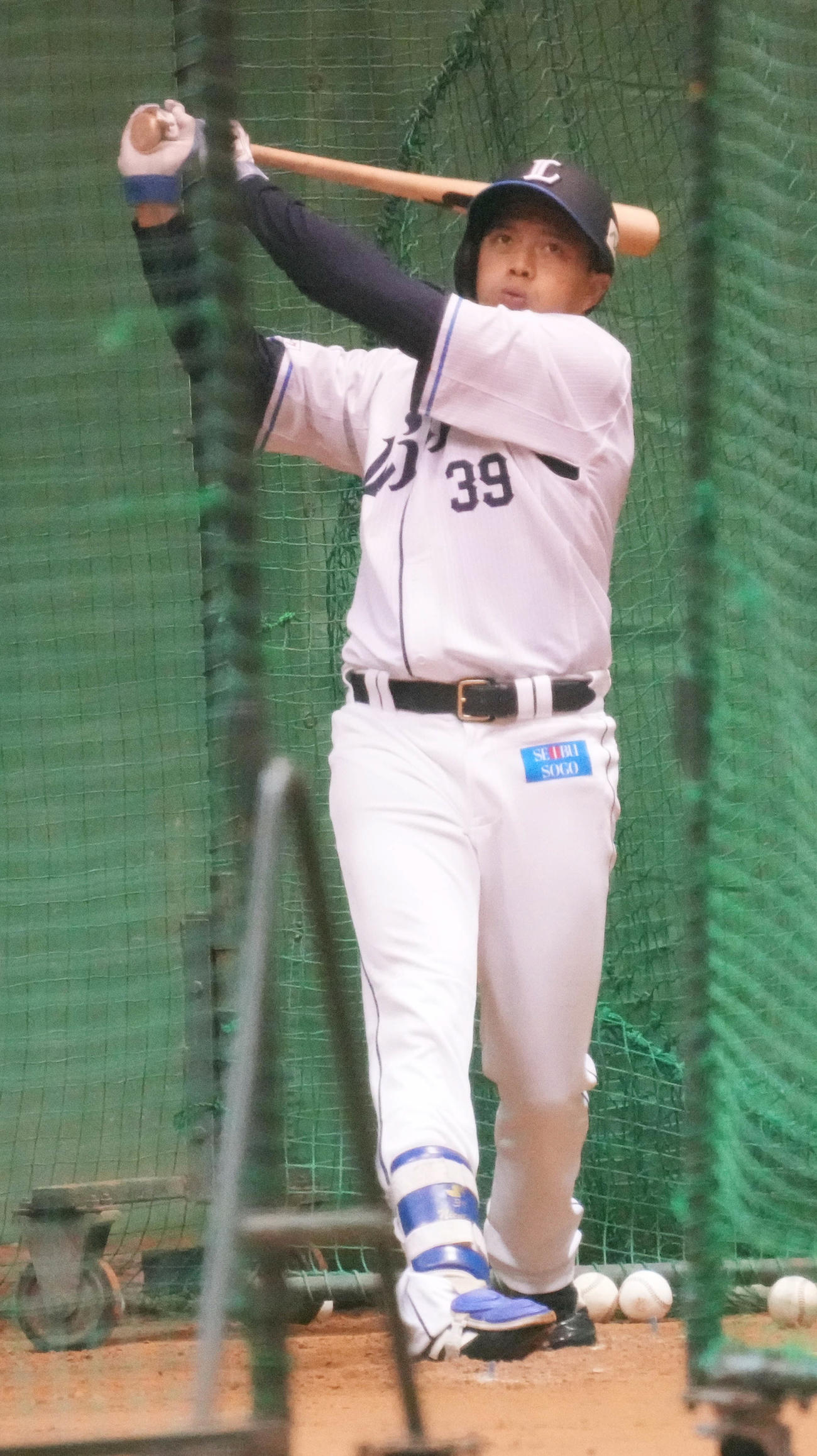 室内で打撃練習する西武呉念庭（撮影・小沢裕）