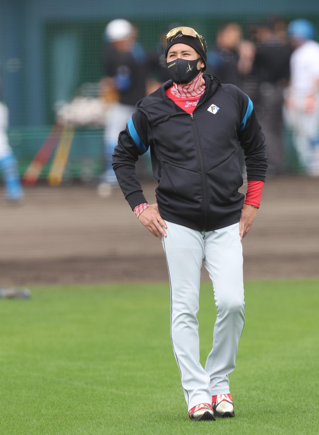 グラウンドで練習を見る日本ハム新庄監督（撮影・黒川智章）