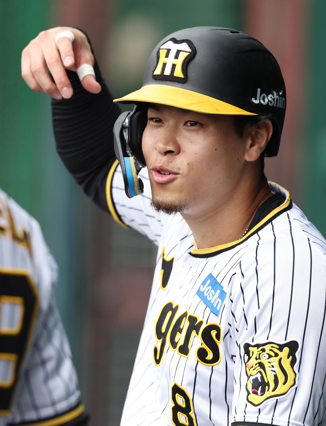 シート打撃の合間に笑顔を見せる阪神佐藤輝（撮影・前田充）