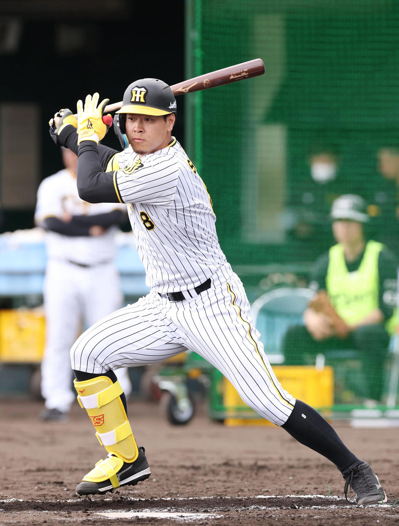 シート打撃で左翼線に二塁打を放つ佐藤輝（撮影・前田充）