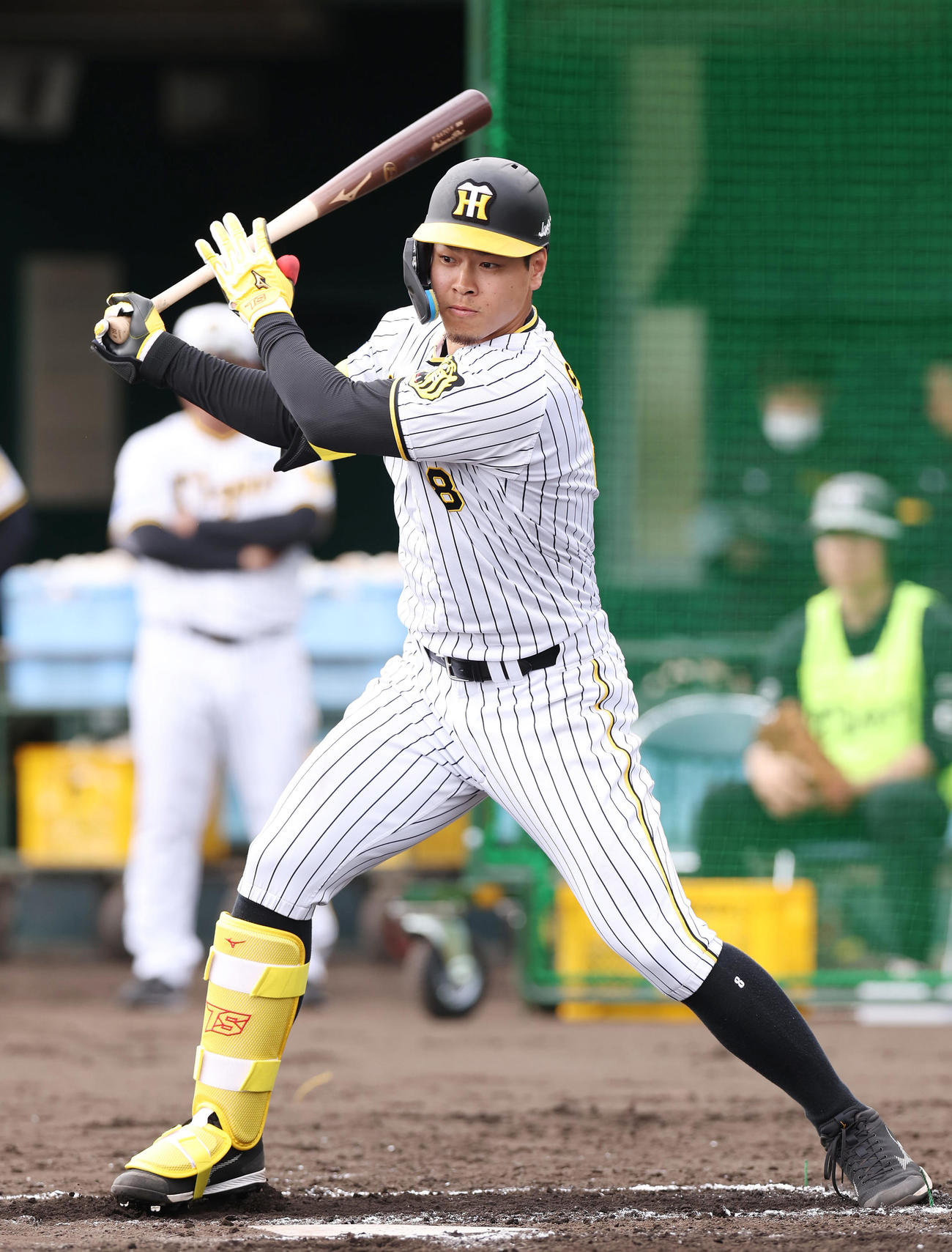 シート打撃で左翼線に二塁打を放つ佐藤輝（撮影・前田充）