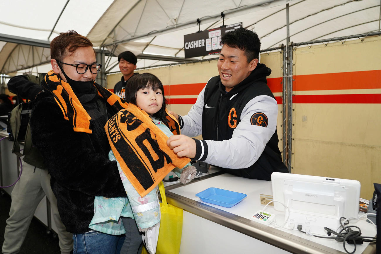 2軍の休日に球団公式グッズショップで子どものファンに自身のタオルを首にかける巨人ドラフト1位浅野