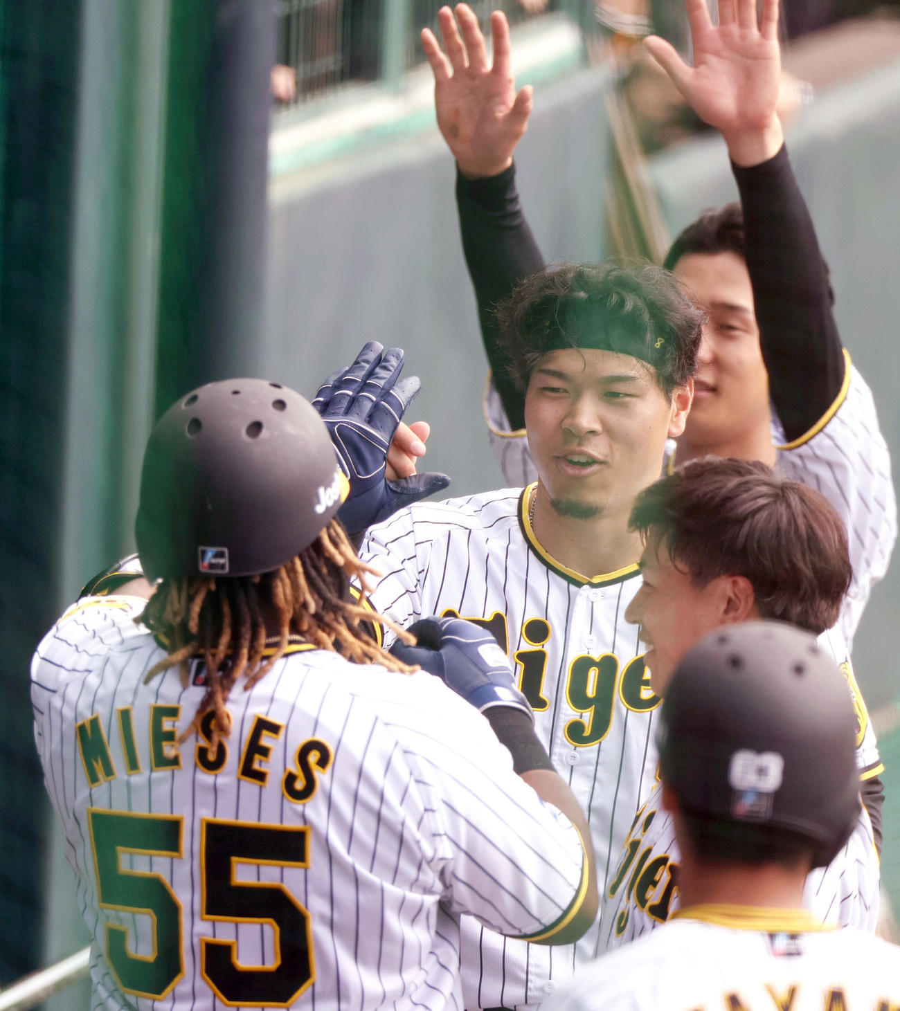 左越え本塁打を放ったミエセス（左）を出迎える佐藤輝（左から2人目）ら（撮影・上山淳一）