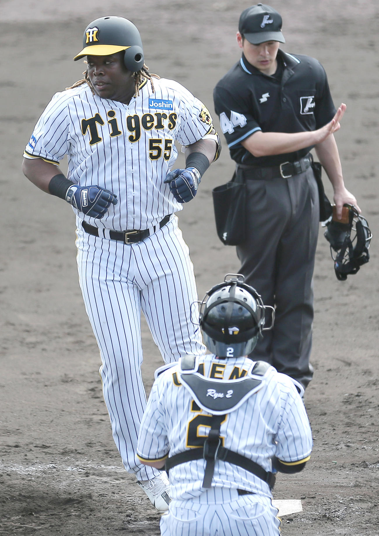 ミエセス（左）は左越え本塁打を放ち生還する（撮影・上山淳一）
