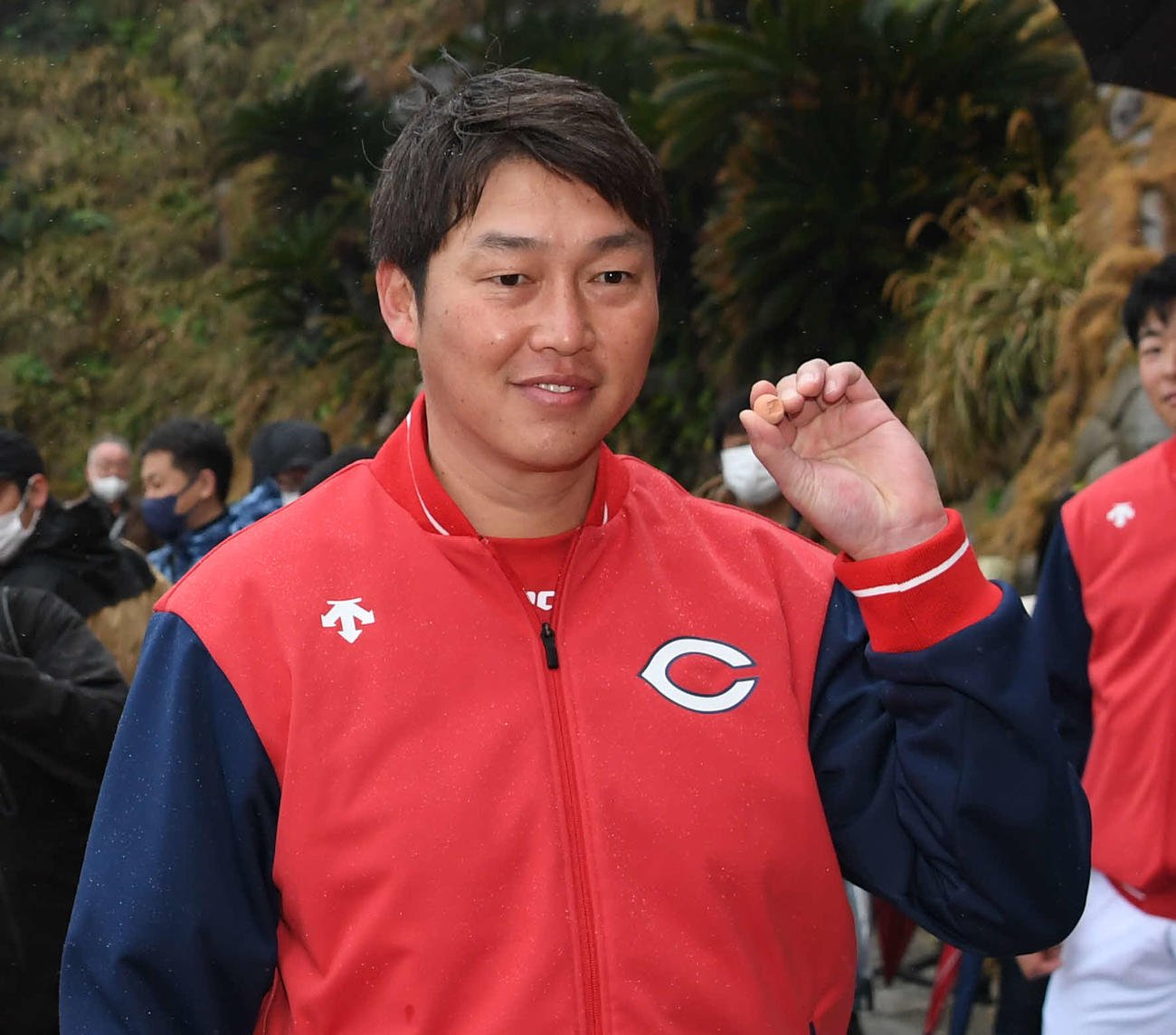 運玉を手に撮影に応じる広島新井貴浩監督（代表撮影）