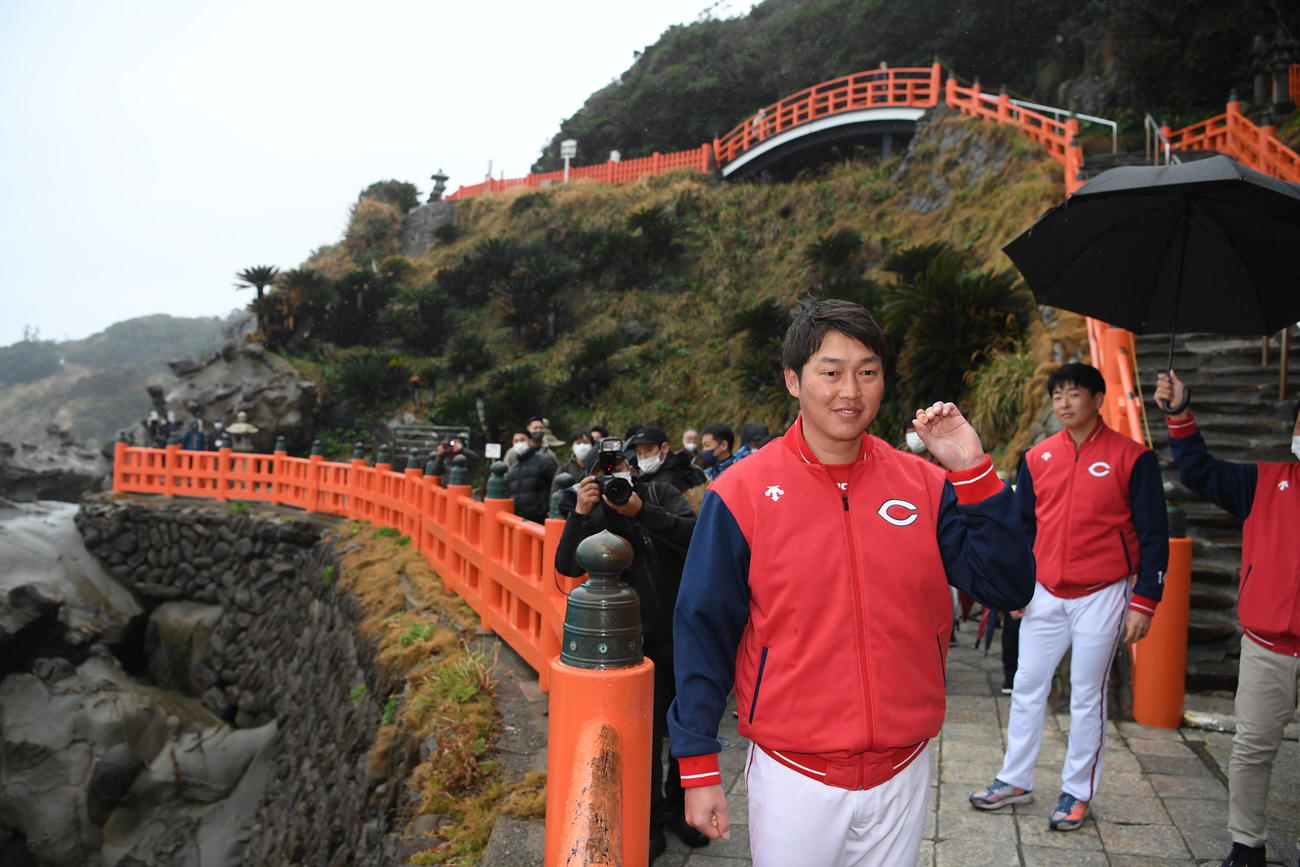 運玉を手に撮影に応じる広島新井貴浩監督（代表撮影）＝2023年2月7日、鵜戸神宮
