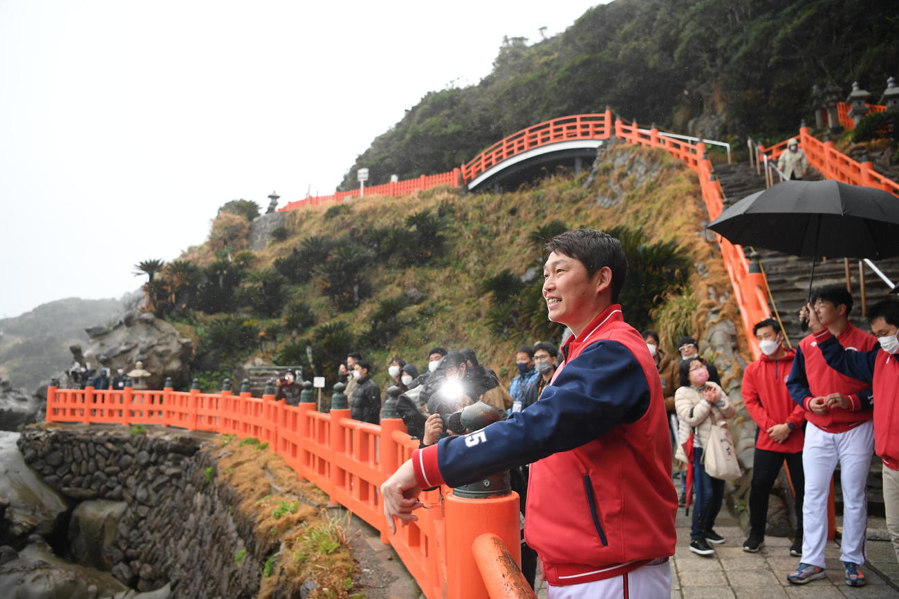 運玉を投げる広島新井監督（代表撮影）