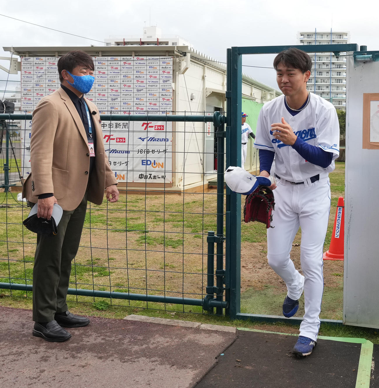 キャンプ地に訪れた松坂氏（左）とあいさつを交わす高橋宏（撮影・森本幸一）