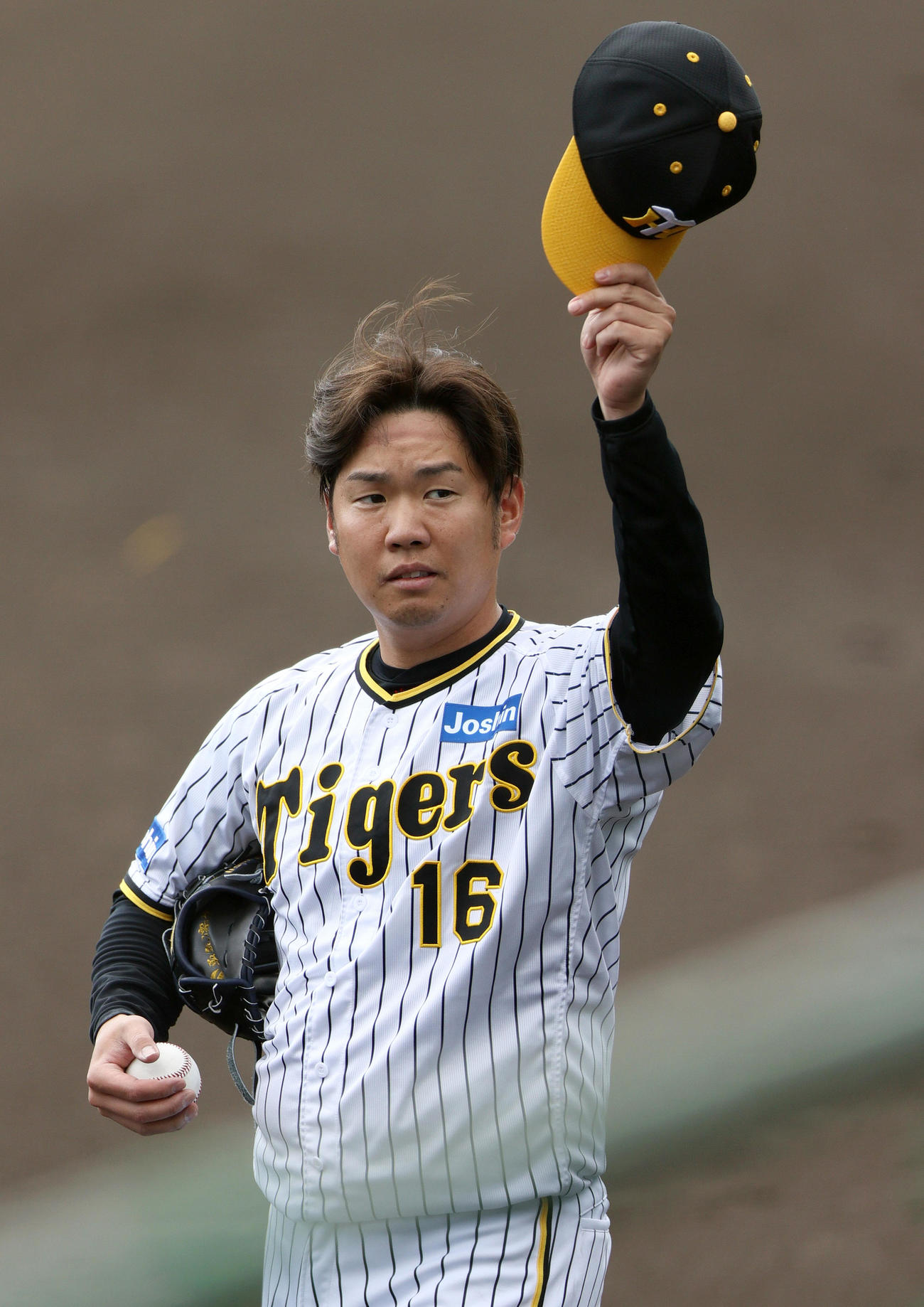 スタンドの歓声に応える西勇（撮影・上山淳一）