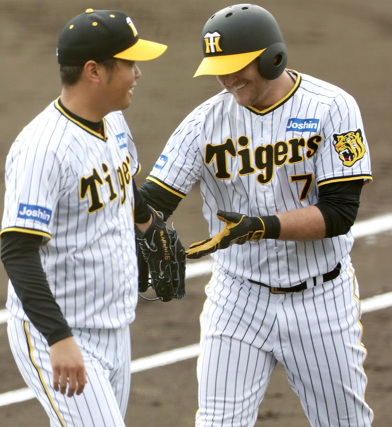 シート打撃でノイジー（右）を投ゴロに仕留めた西勇（撮影・上山淳一）