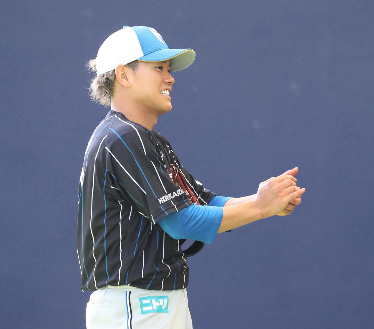 ブルペンで笑顔の日本ハム福田（撮影・黒川智章）