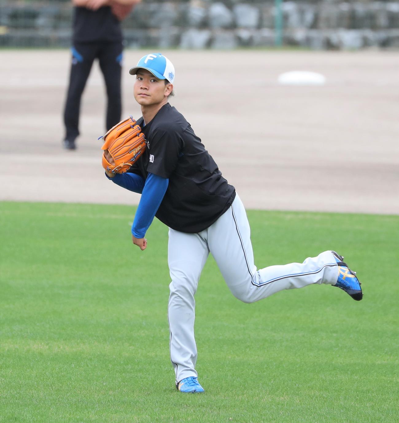 キャッチボールする日本ハム福田（撮影・黒川智章）