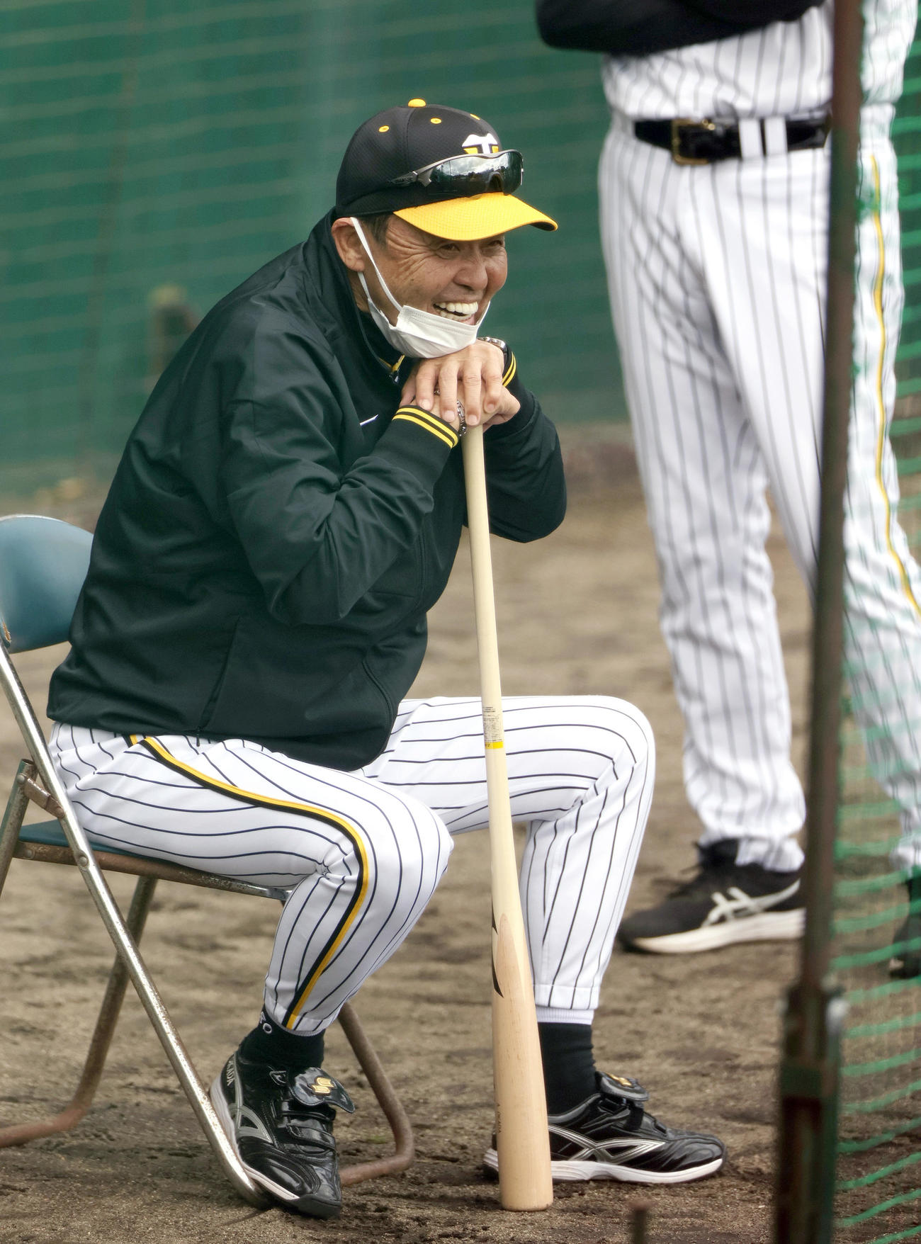 シート打撃で笑顔を見せる岡田監督（撮影・上山淳一）