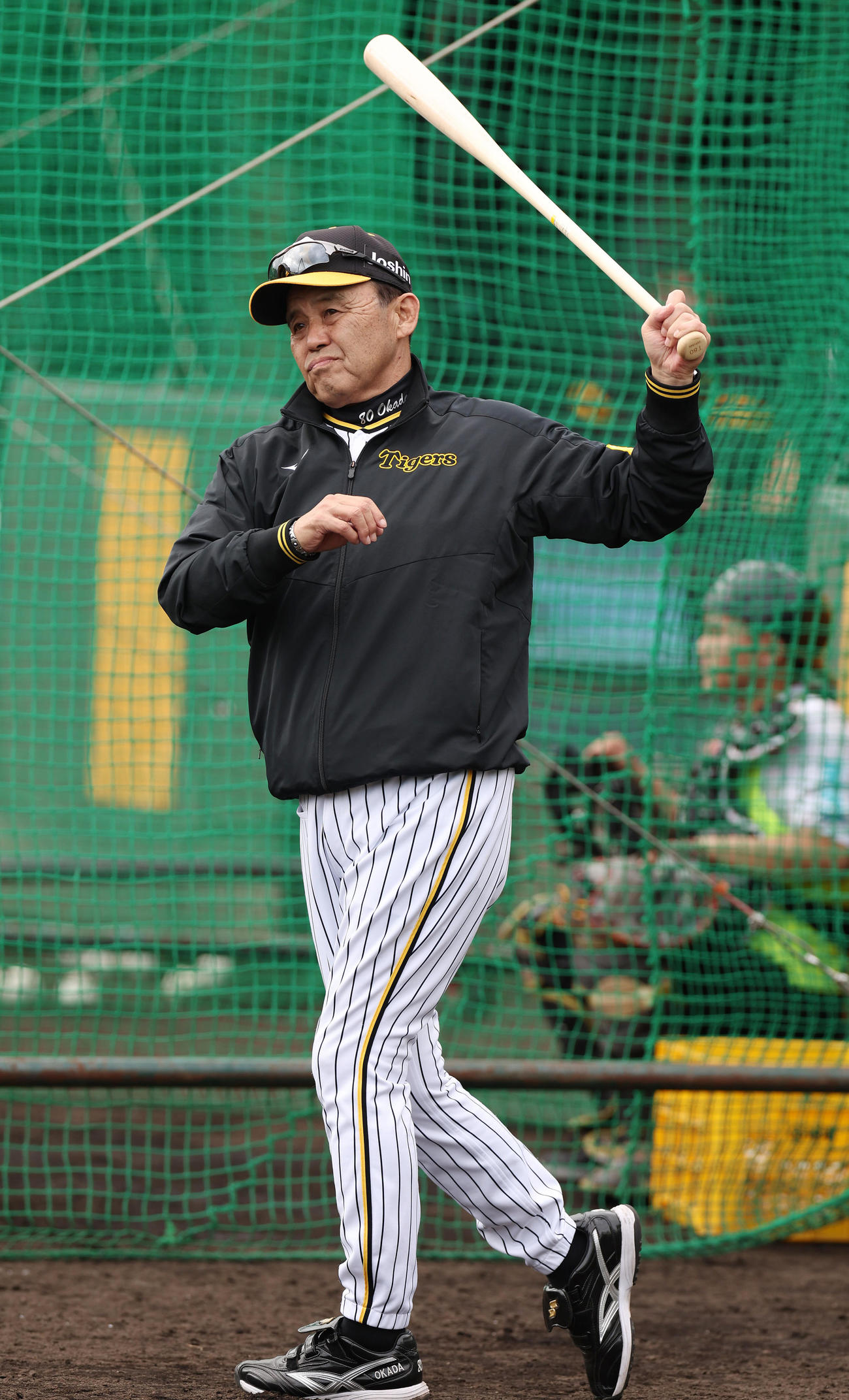 グラウンドでバットを振る阪神岡田監督（撮影・前田充）