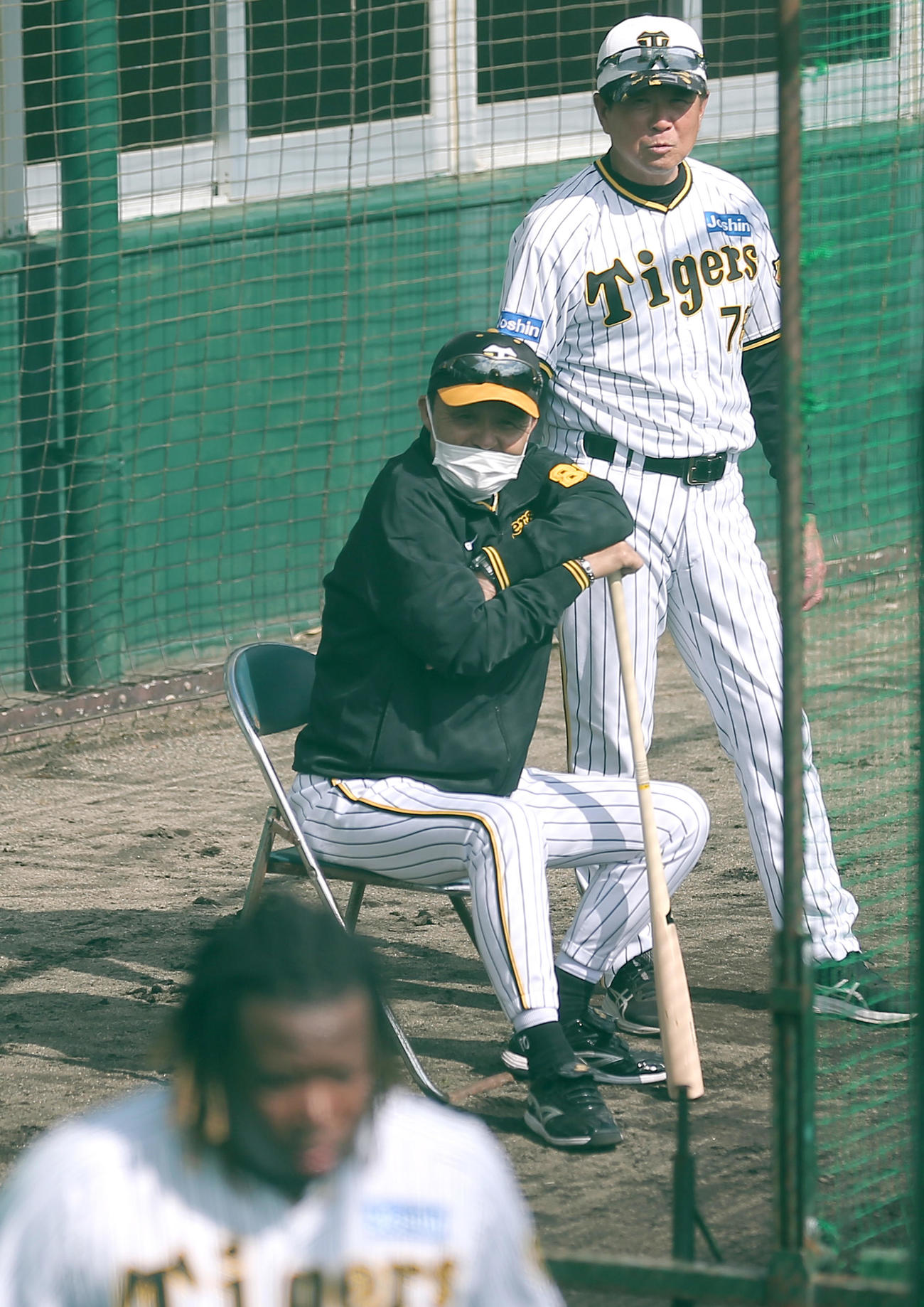 左越え本塁打を放ったミエセス（手前）を笑顔で見つめる岡田監督。奥は平田ヘッドコーチ（撮影・上山淳一）