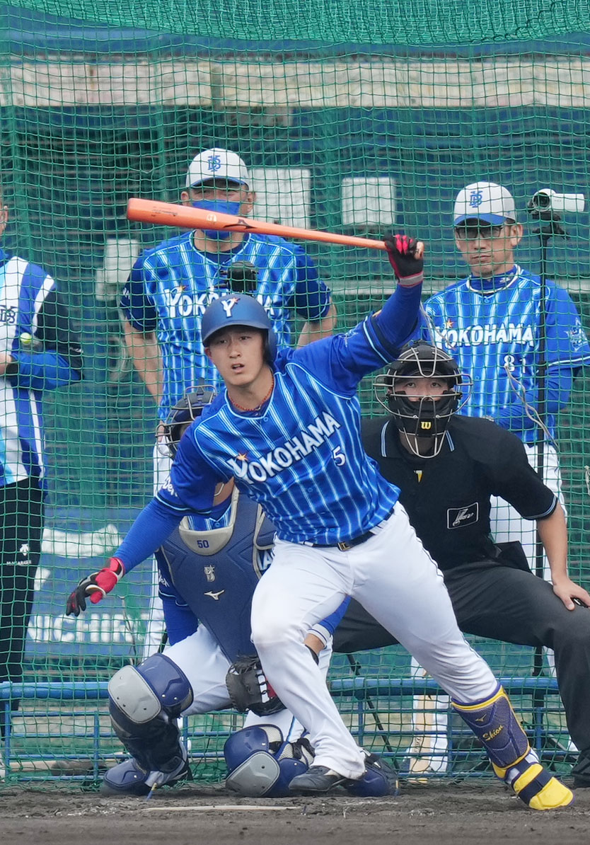 シート打撃で中前打を放つDeNA松尾。後方右は三浦監督（撮影・横山健太）