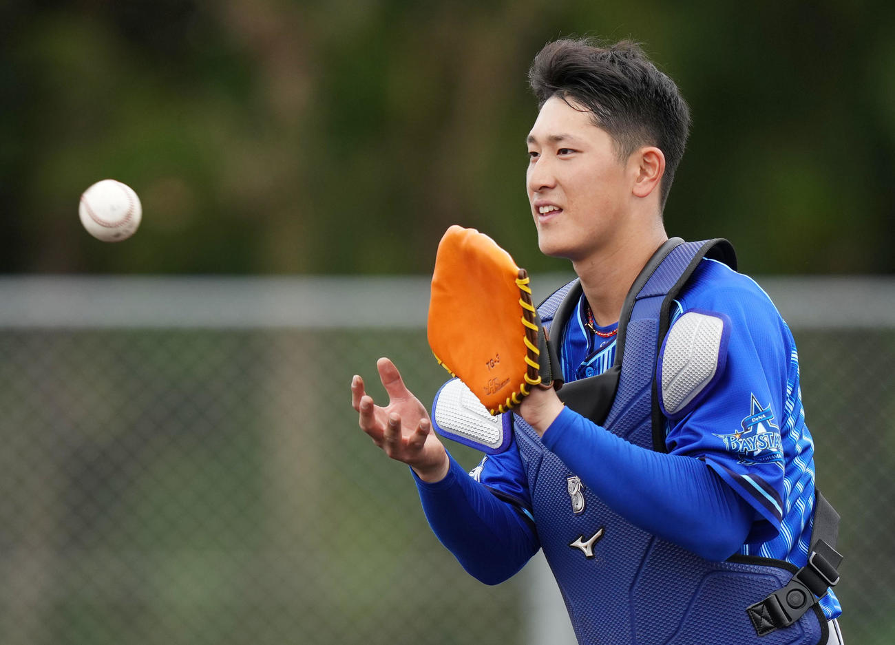 板状のグローブを使いキャッチボールをするDeNA松尾（撮影・横山健太）