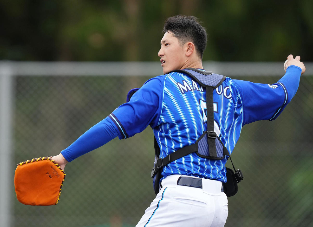 板状のグローブを使いキャッチボールをするDeNA松尾（撮影・横山健太）