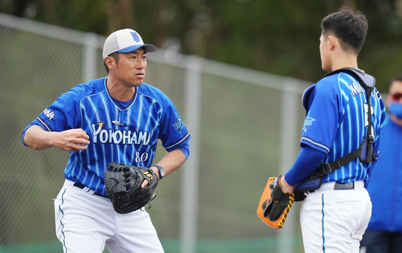 DeNA松尾（右）を指導する相川チーフ作戦兼バッテリーコーチ（撮影・横山健太）