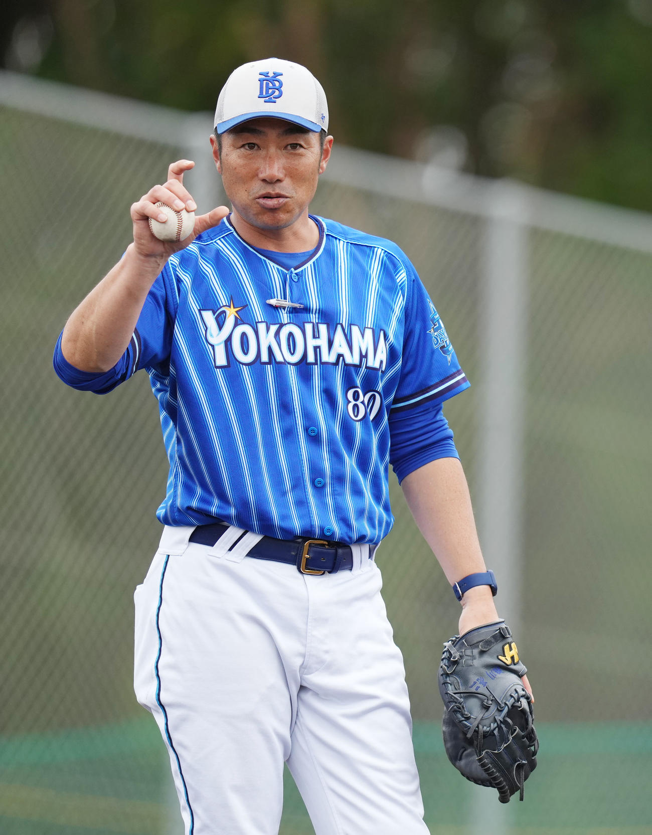 DeNA松尾を指導する相川チーフ作戦兼バッテリーコーチ（撮影・横山健太）