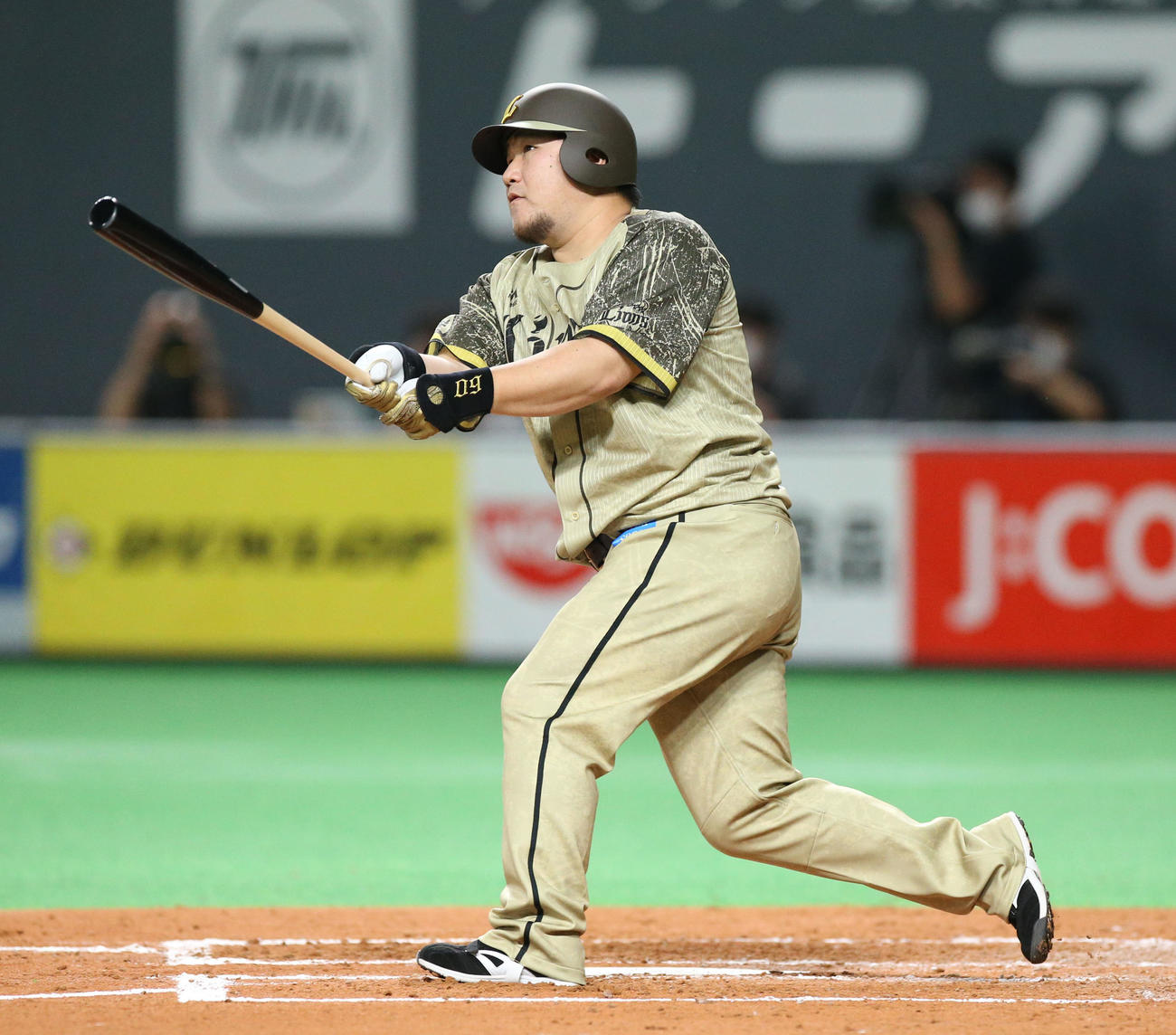 22年8月9日　日本ハム対西武　本塁打を放つ西武中村
