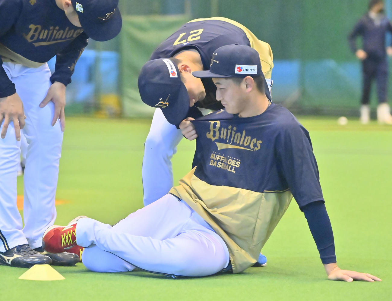 ウオームアップするオリックス紅林（右）の胸ぐらをつかむ元（撮影・和賀正仁）