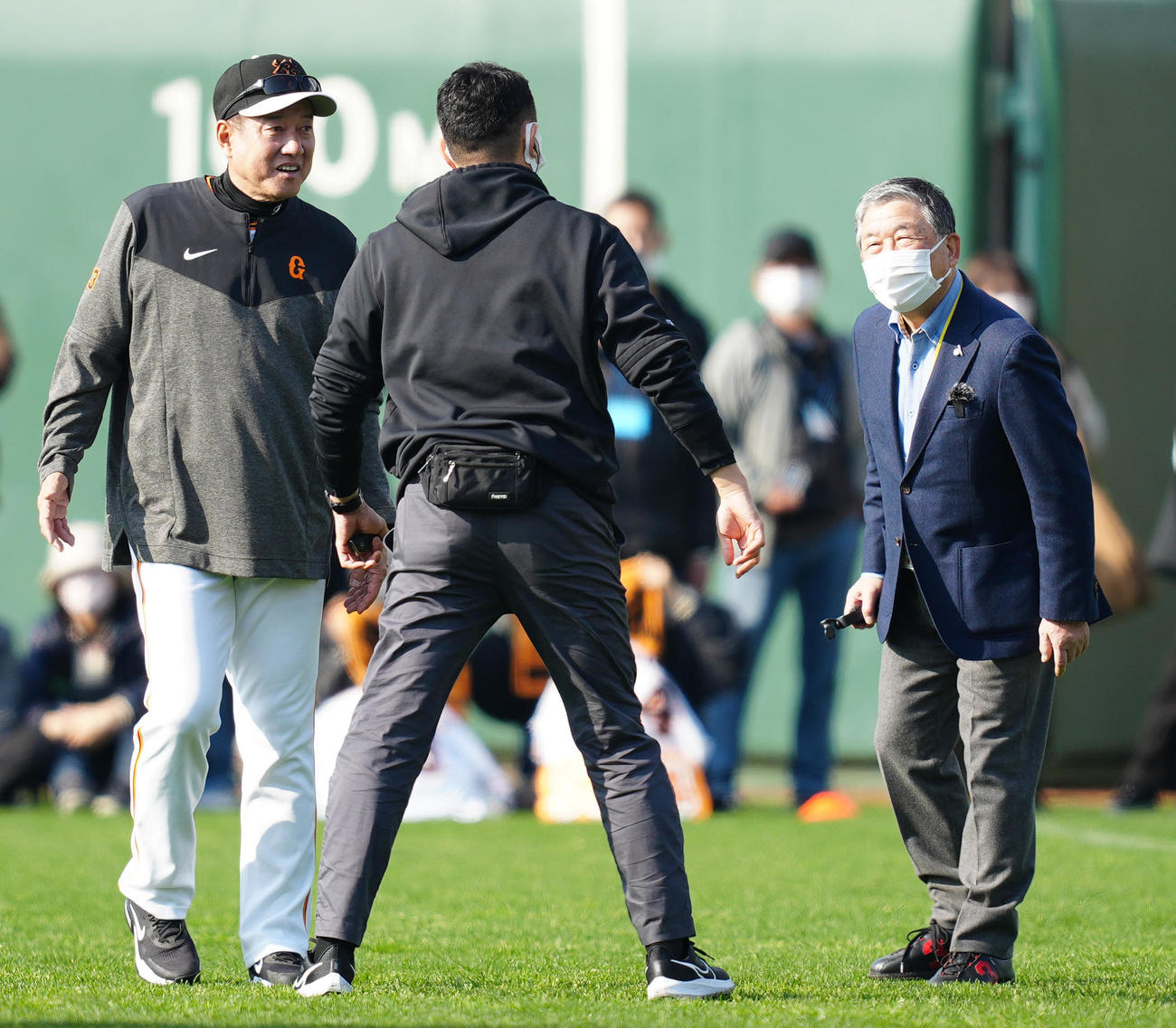 巨人原監督（左）と言葉を交わした徳光氏（撮影・江口和貴）