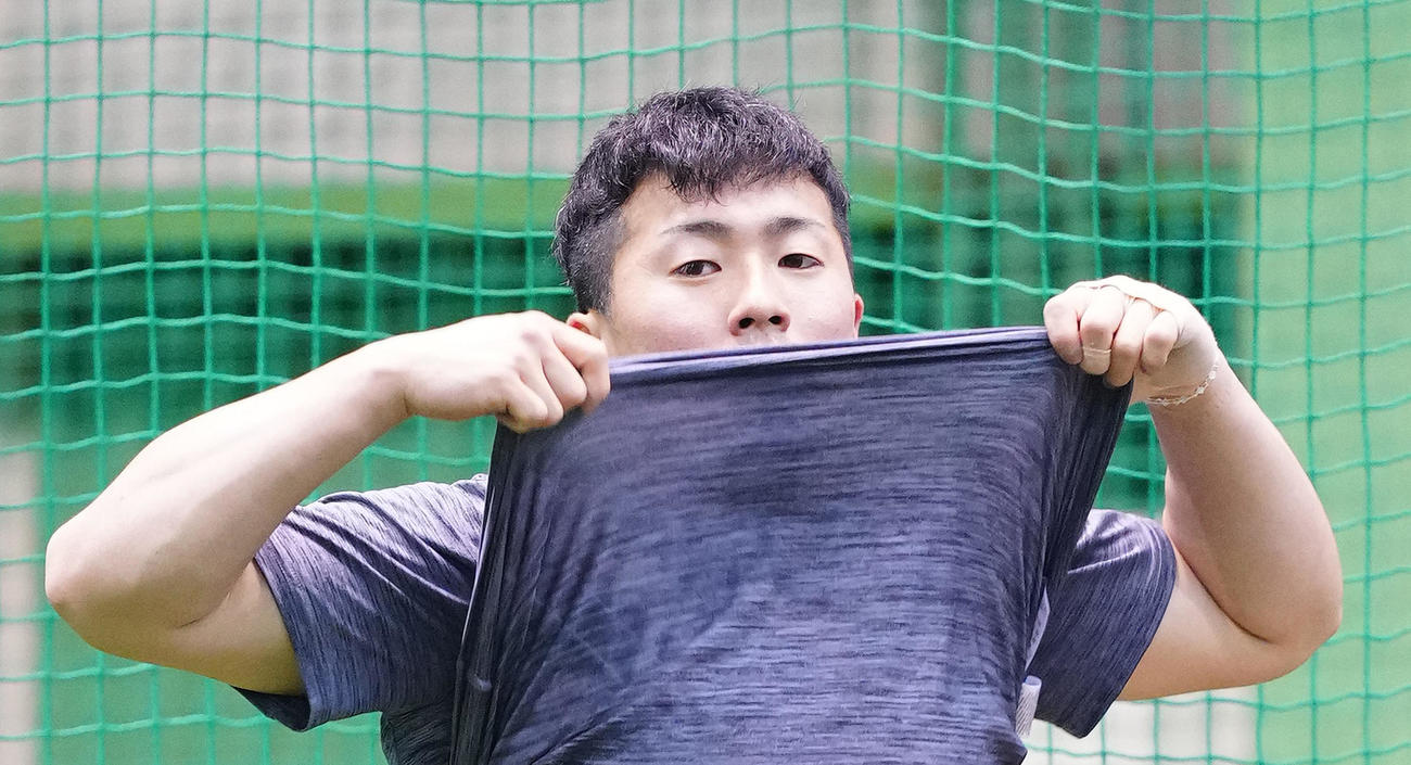 答えは、早朝練習で流した汗をTシャツでぬぐう巨人浅野翔吾選手でした（撮影・江口和貴）