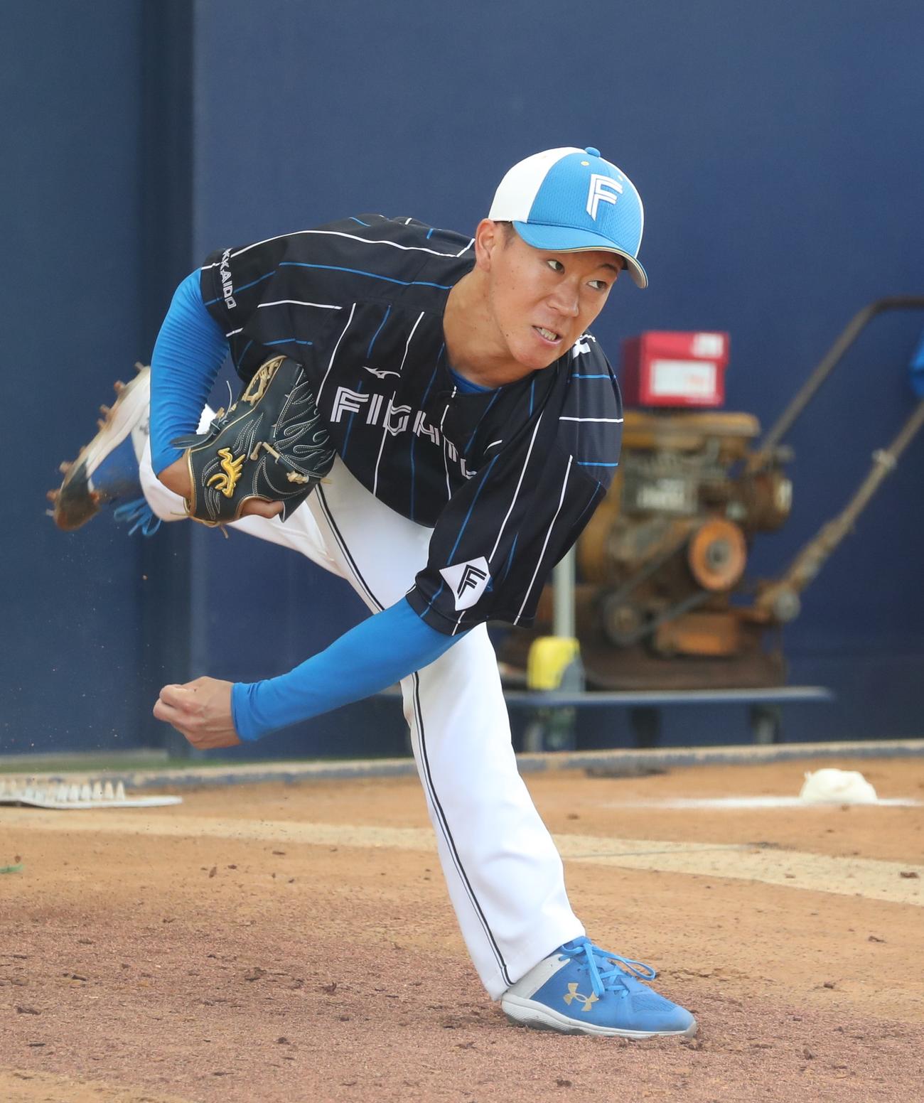 ブルペンで投球する日本ハム矢沢（撮影・黒川智章）