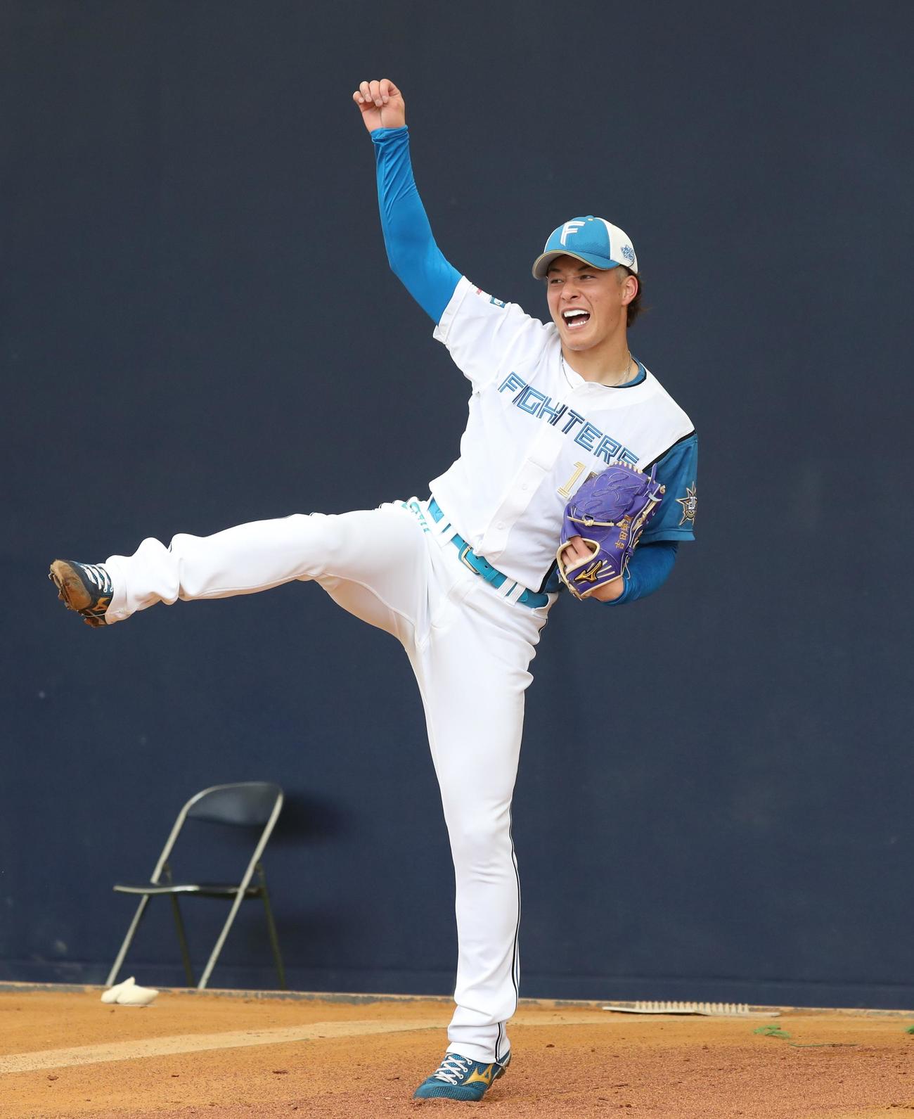 ブルペンで投球する日本ハム吉田（撮影・黒川智章）