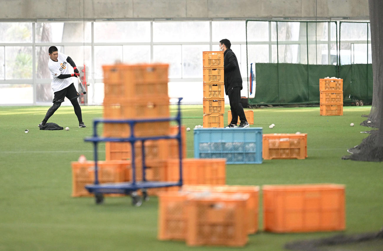 アーリーワークで1人バットを振り込む巨人増田陸（撮影・滝沢徹郎）
