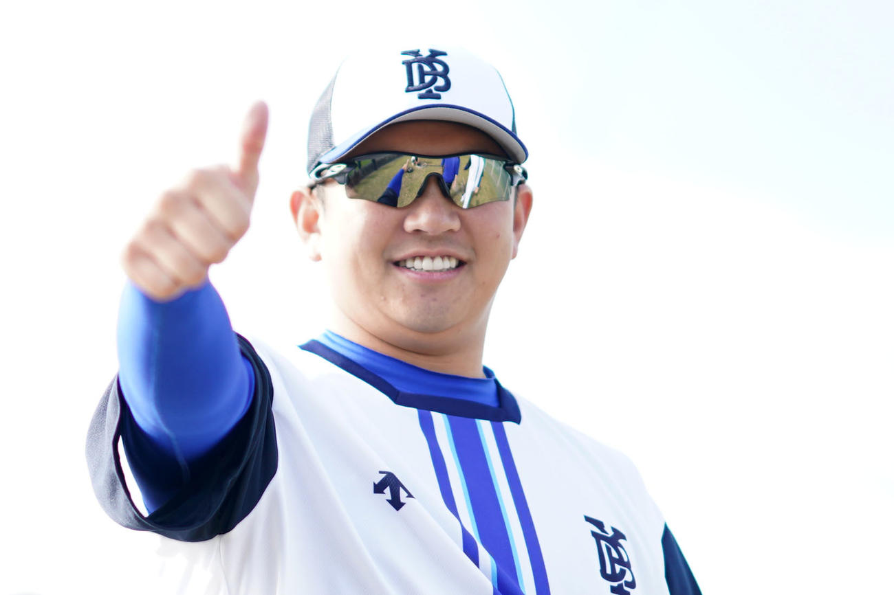 カメラに向かってサムズアップをするDeNA山崎（撮影・横山健太）
