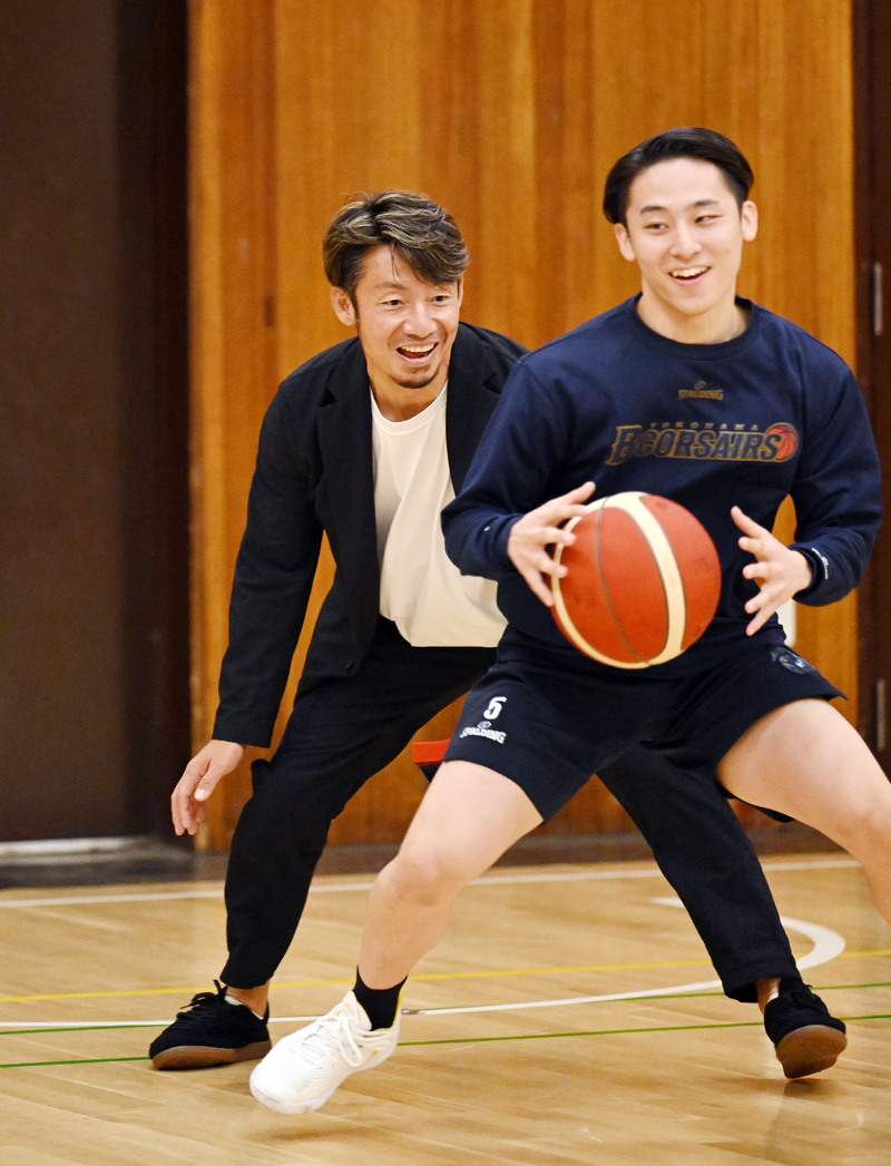 横浜ＢＣ河村勇輝（手前）とバスケットボールで対戦した鳥谷敬氏（2022年10月18日）